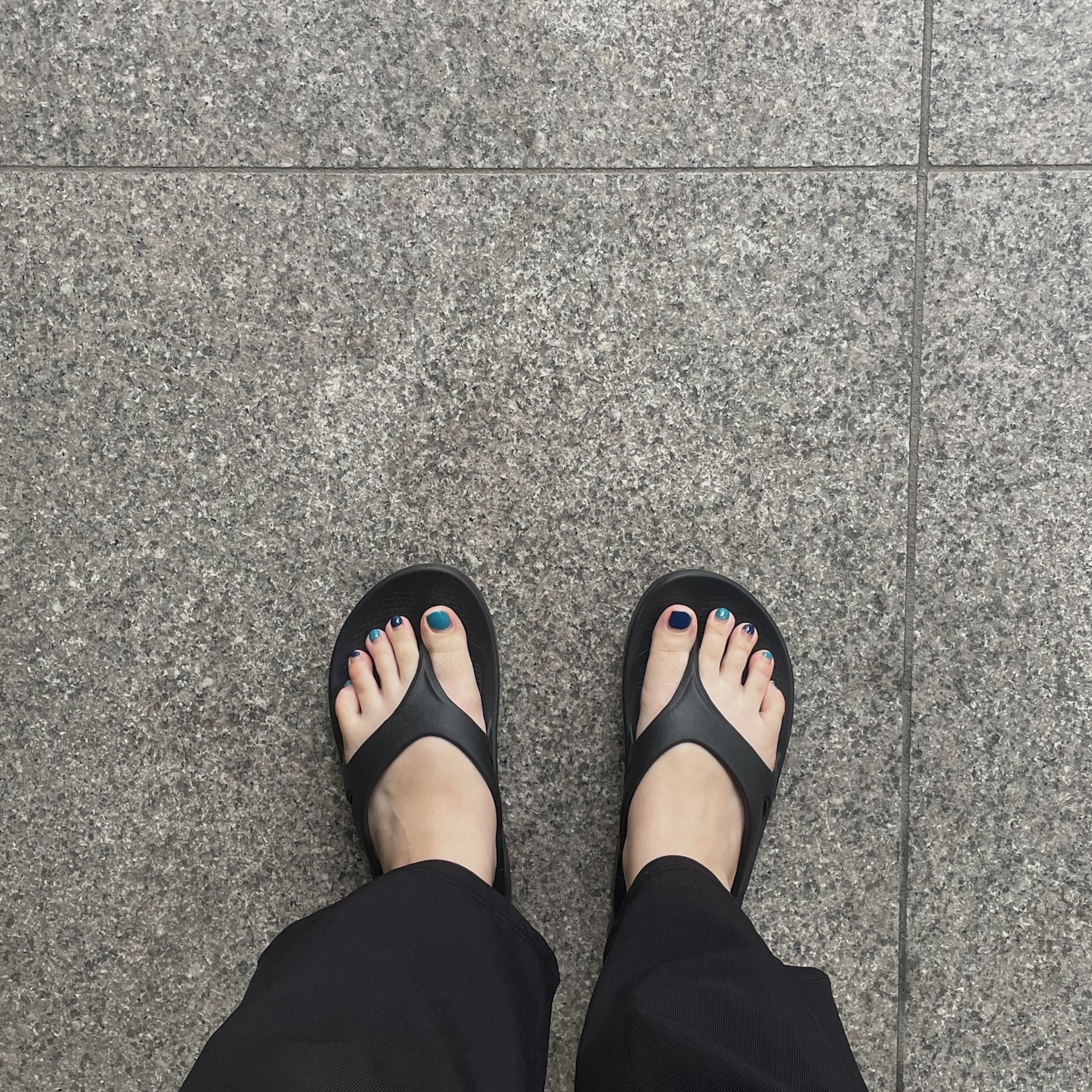Oofos OOriginal Black 착용 스타일 - 2
