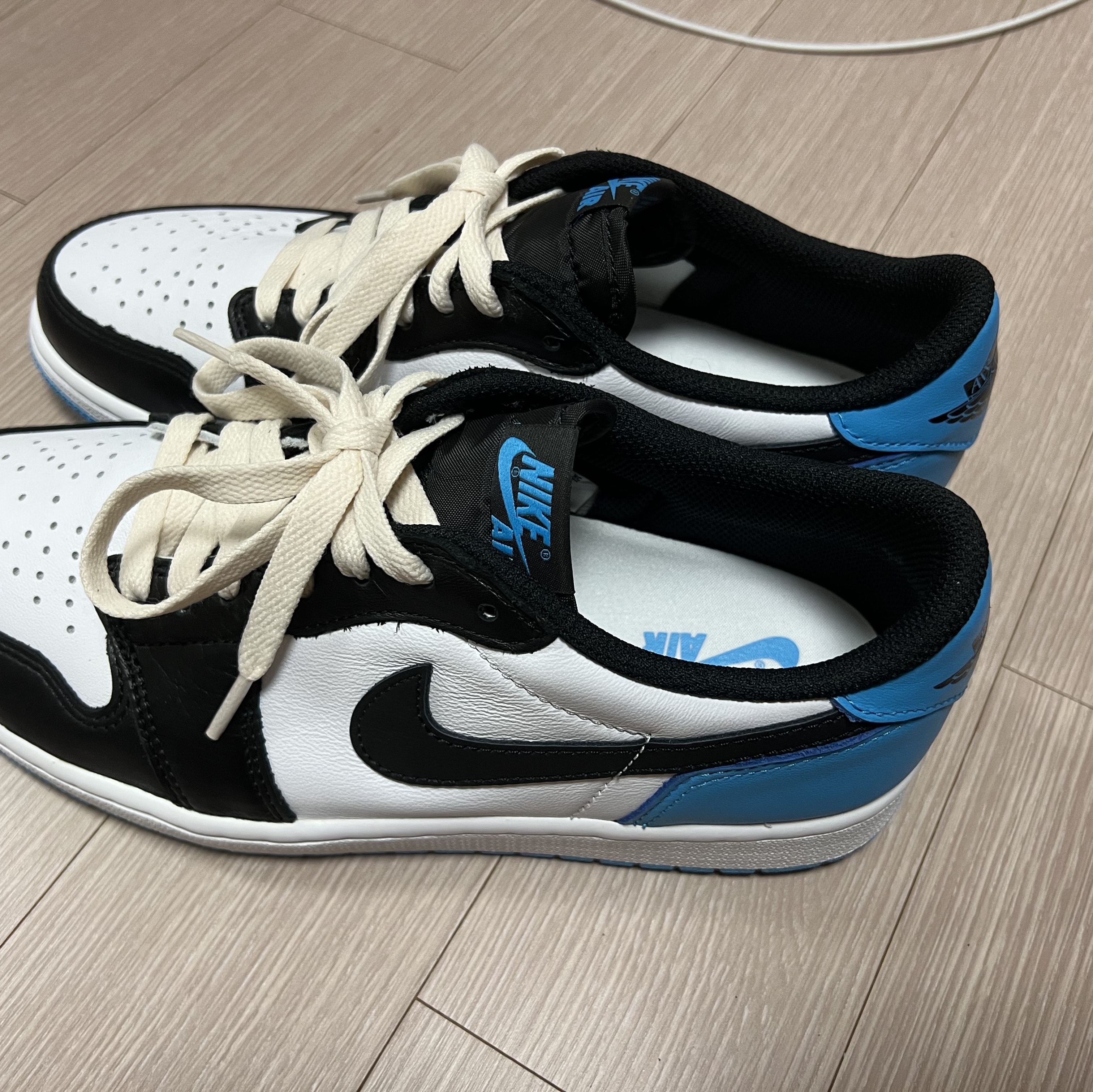 Jordan 1 Retro Low OG Black and Dark Powder Blue 착용 스타일 - 2