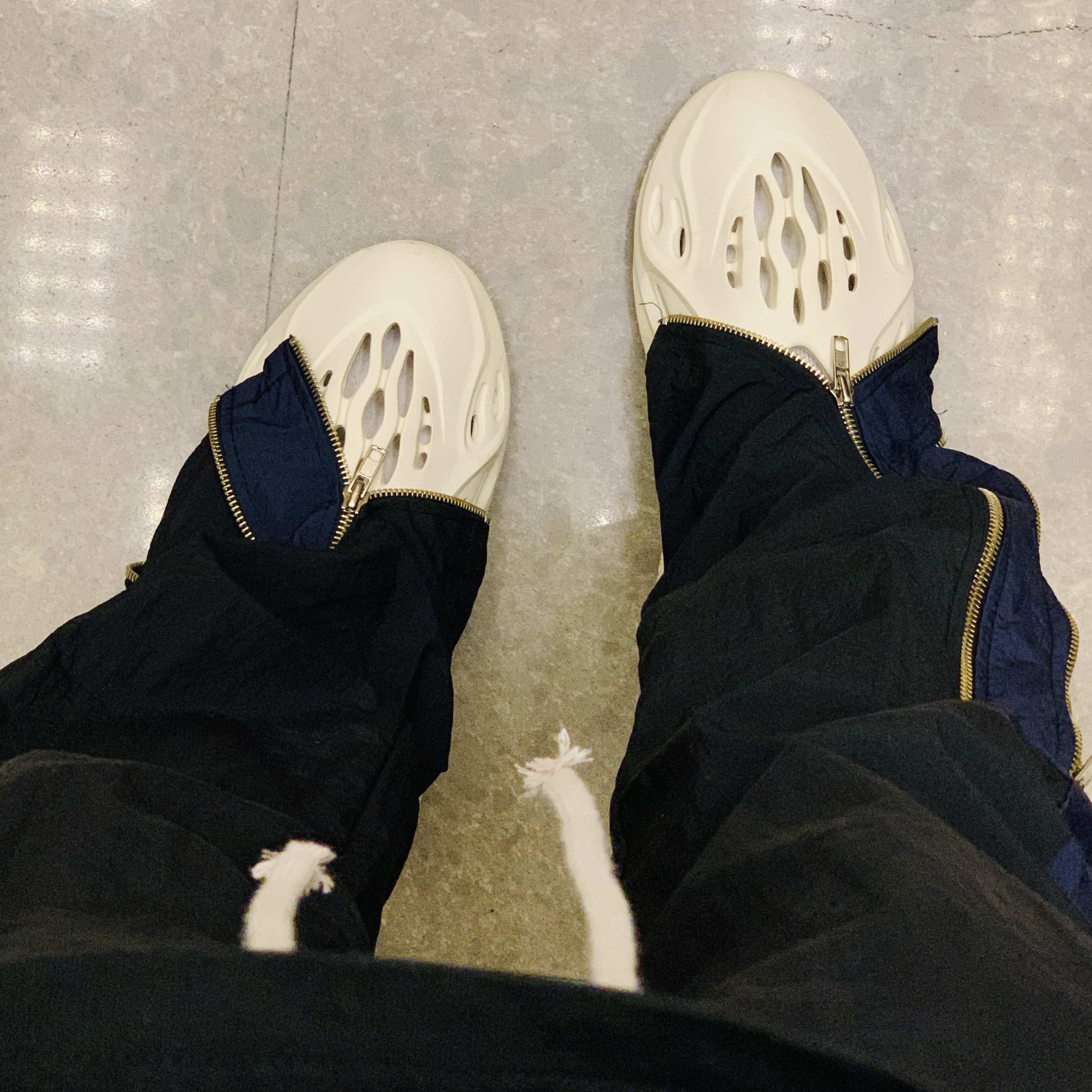 Adidas Yeezy Foam RNNR Sand 착용 스타일