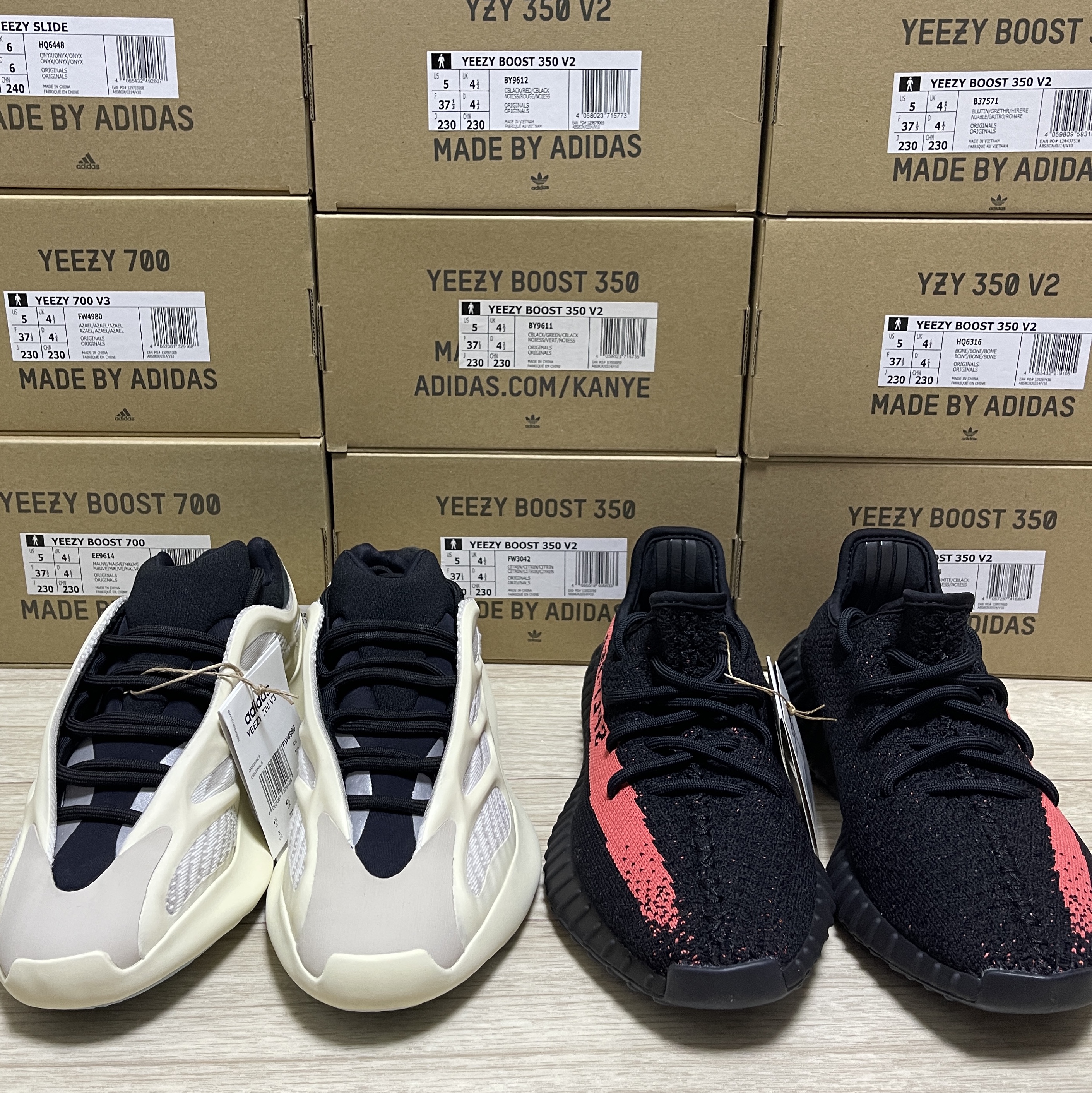 Adidas Yeezy 700 V3 Azael 2022/2023, Adidas Yeezy Boost 350 V2 Core Black Red 2022/2023 착용 스타일 - 2