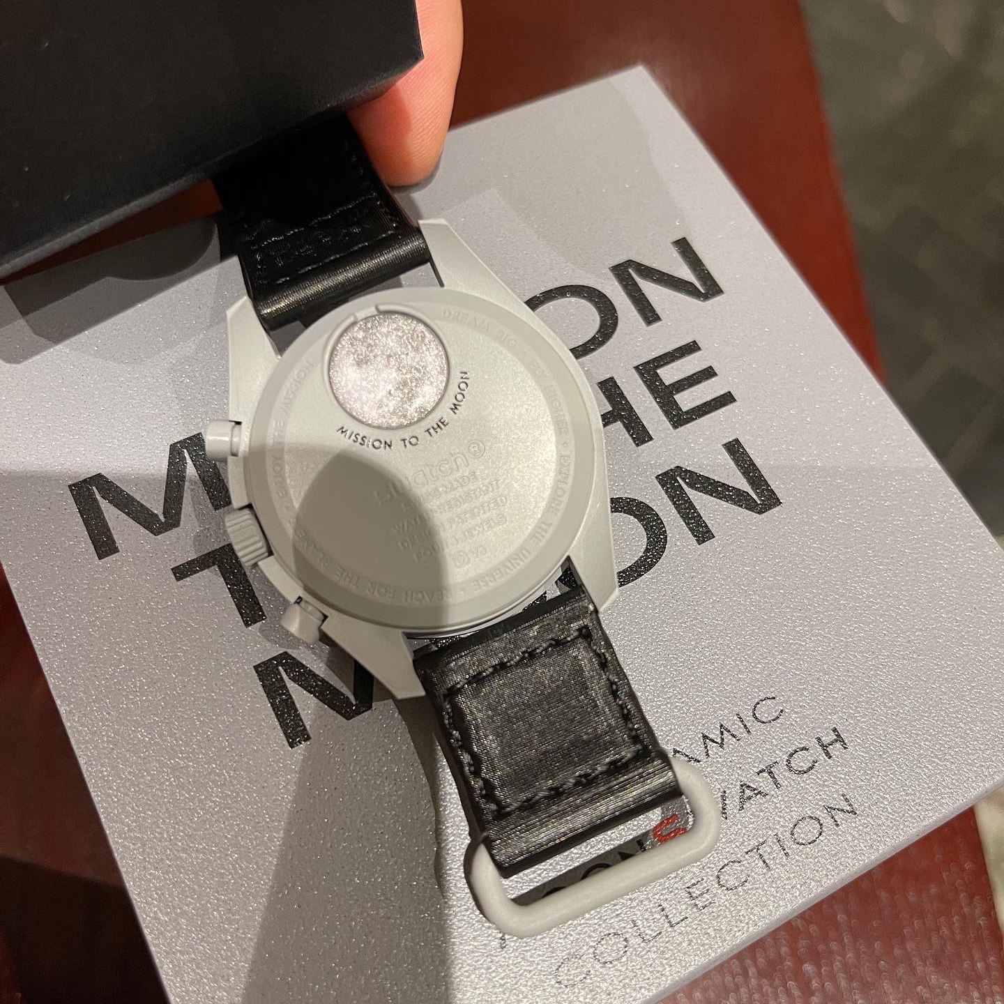 Swatch x Omega Bioceramic MoonSwatch Mission To The Moon 착용 스타일 - 3