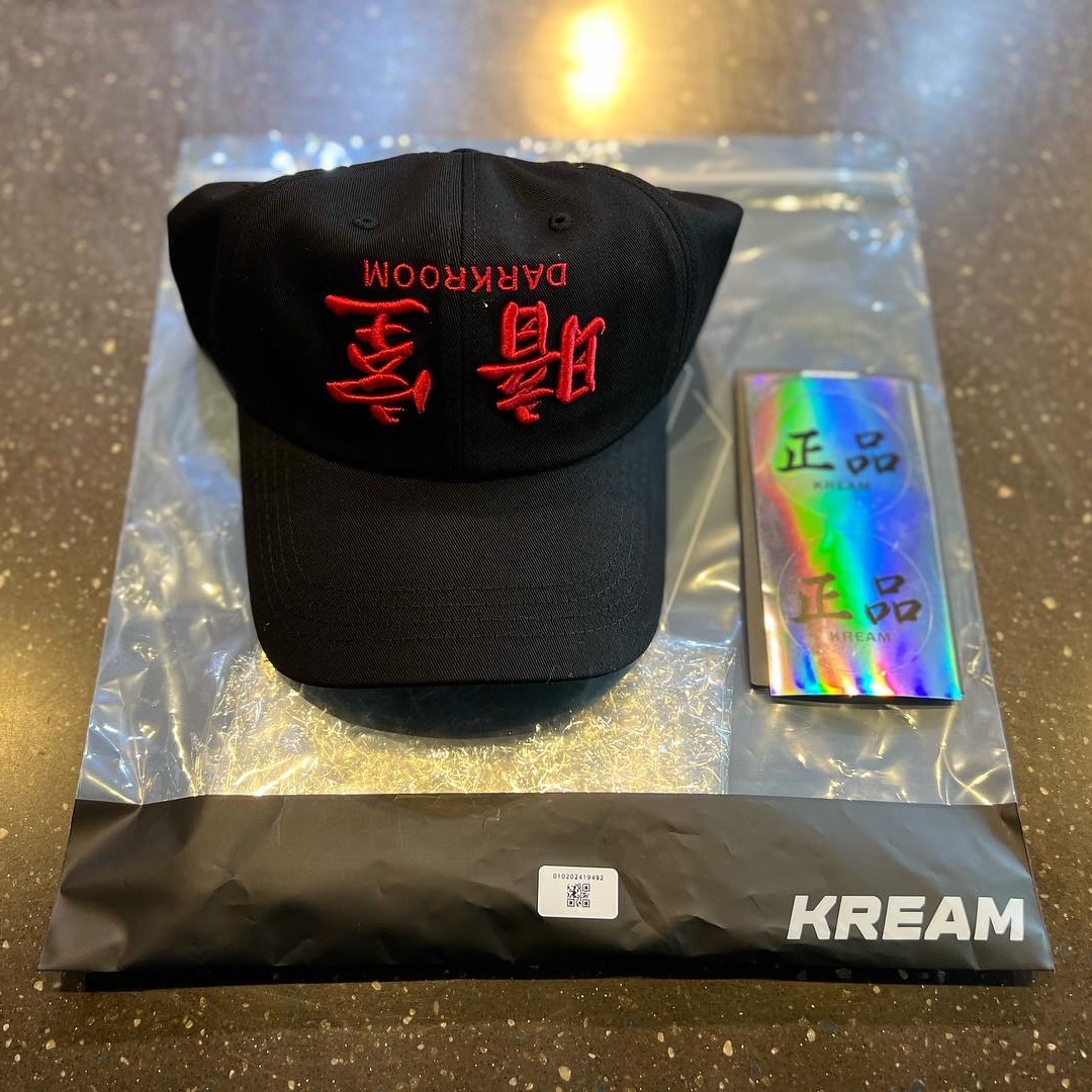 Darkr8m Studio Upside Down Red Logo Cap 착용 스타일