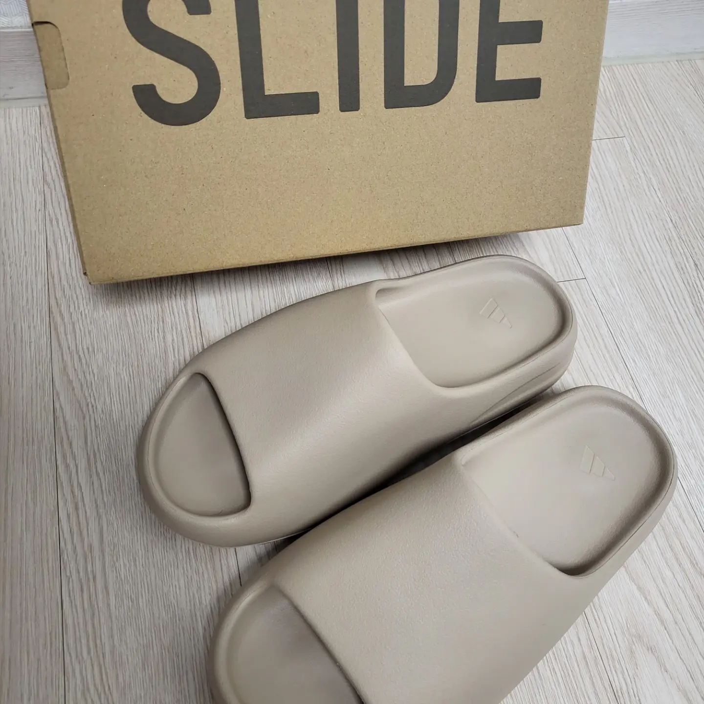 Adidas Yeezy Slide Pure - Re-Release Ver. 착용 스타일 - 2