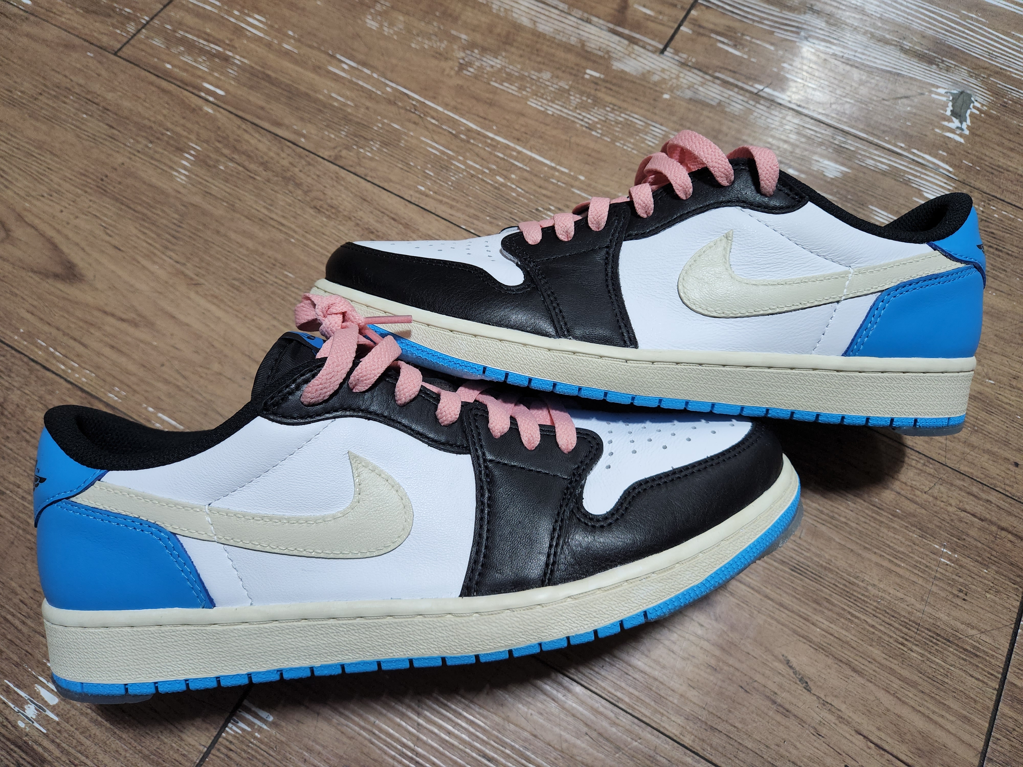 Jordan 1 Retro Low OG Black and Dark Powder Blue 착용 스타일 - 2