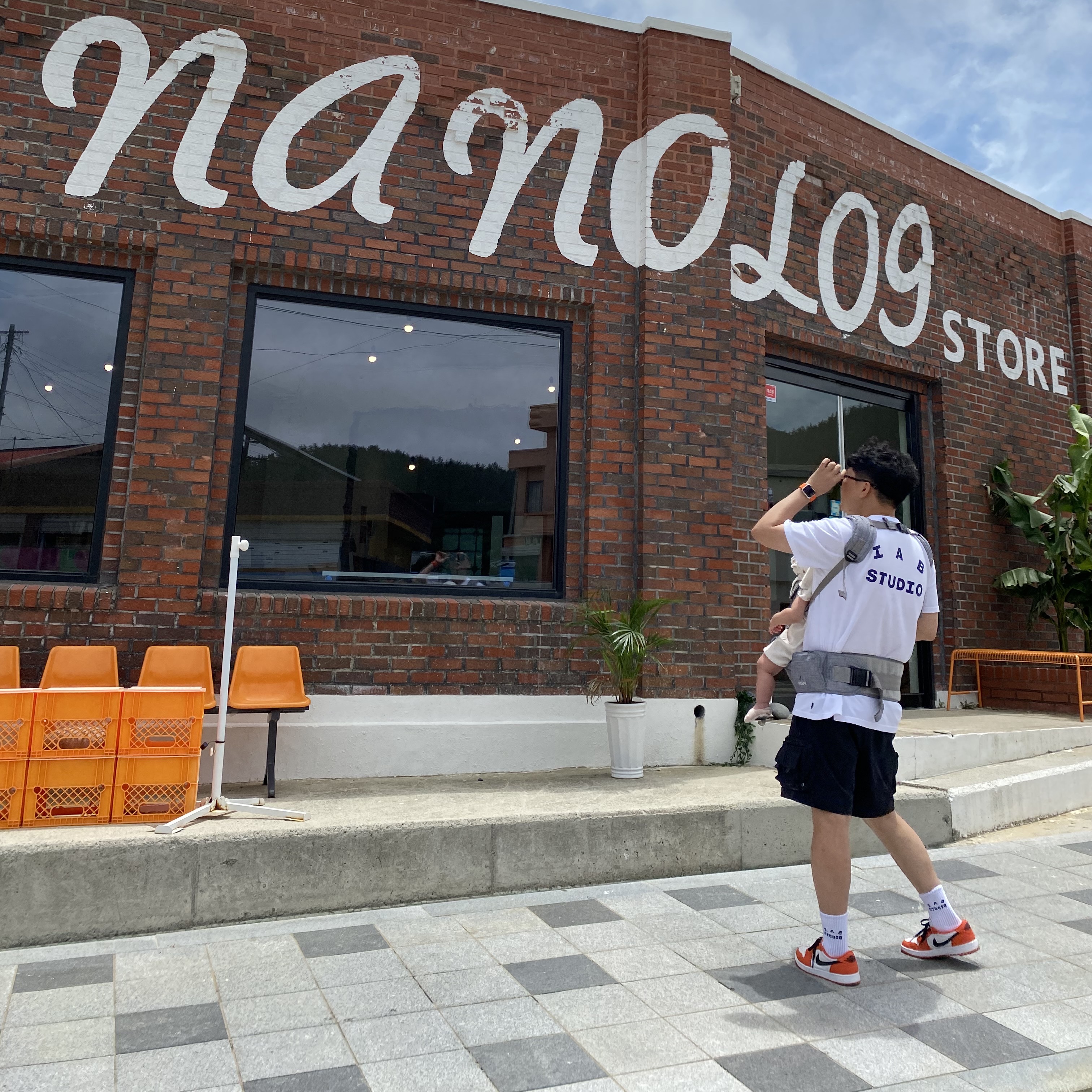 IAB Studio T-Shirt White, Nike ACG Cargo Shorts Black - Asia 착용 스타일