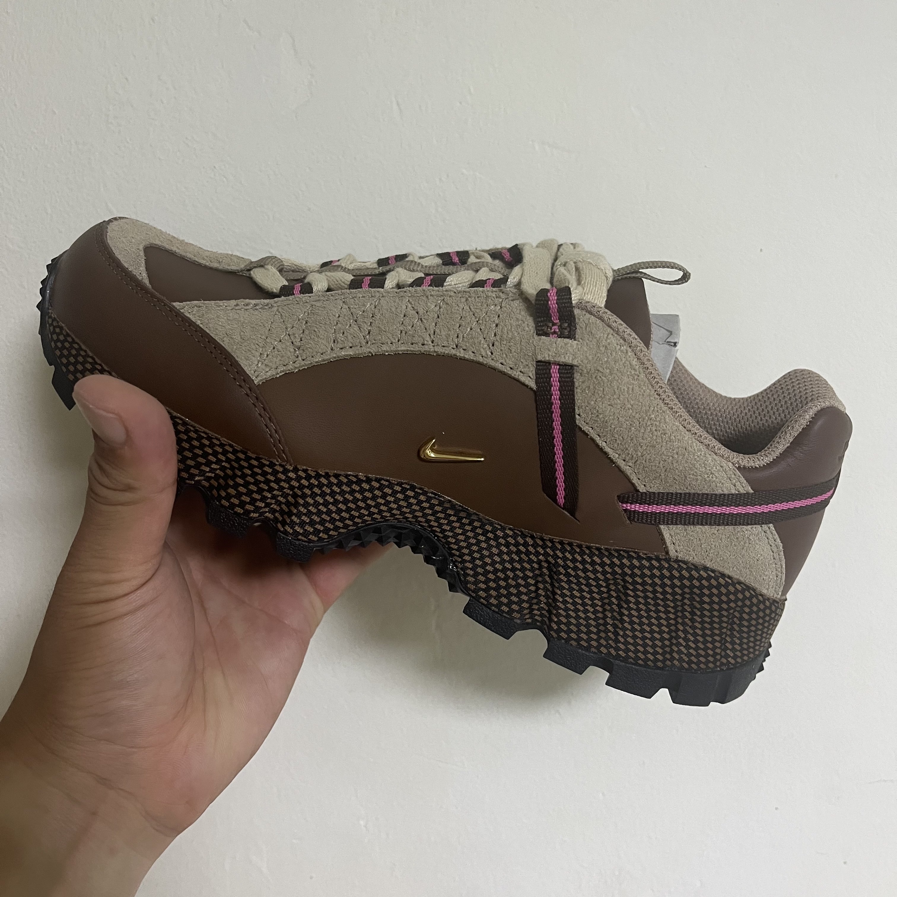 Nike x Jacquemus Air Humara LX Ale Brown and Gold 착용 스타일 - 2