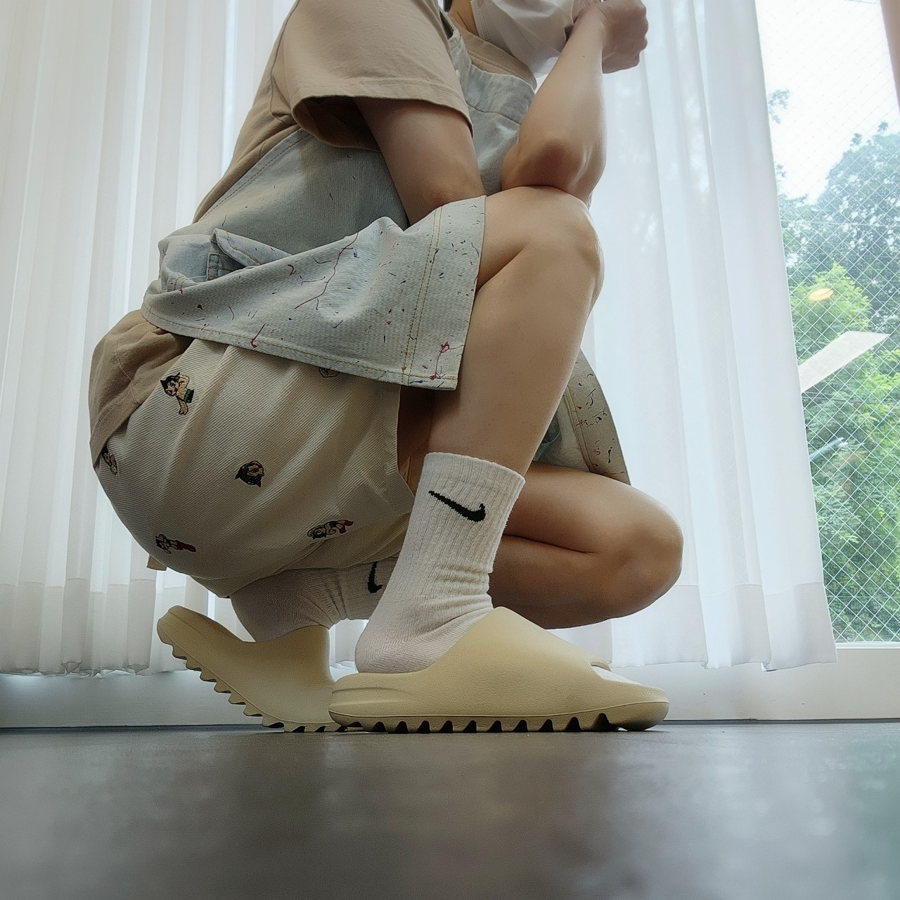 Adidas Yeezy Slide Bone 2022/2023 착용 스타일 - 1
