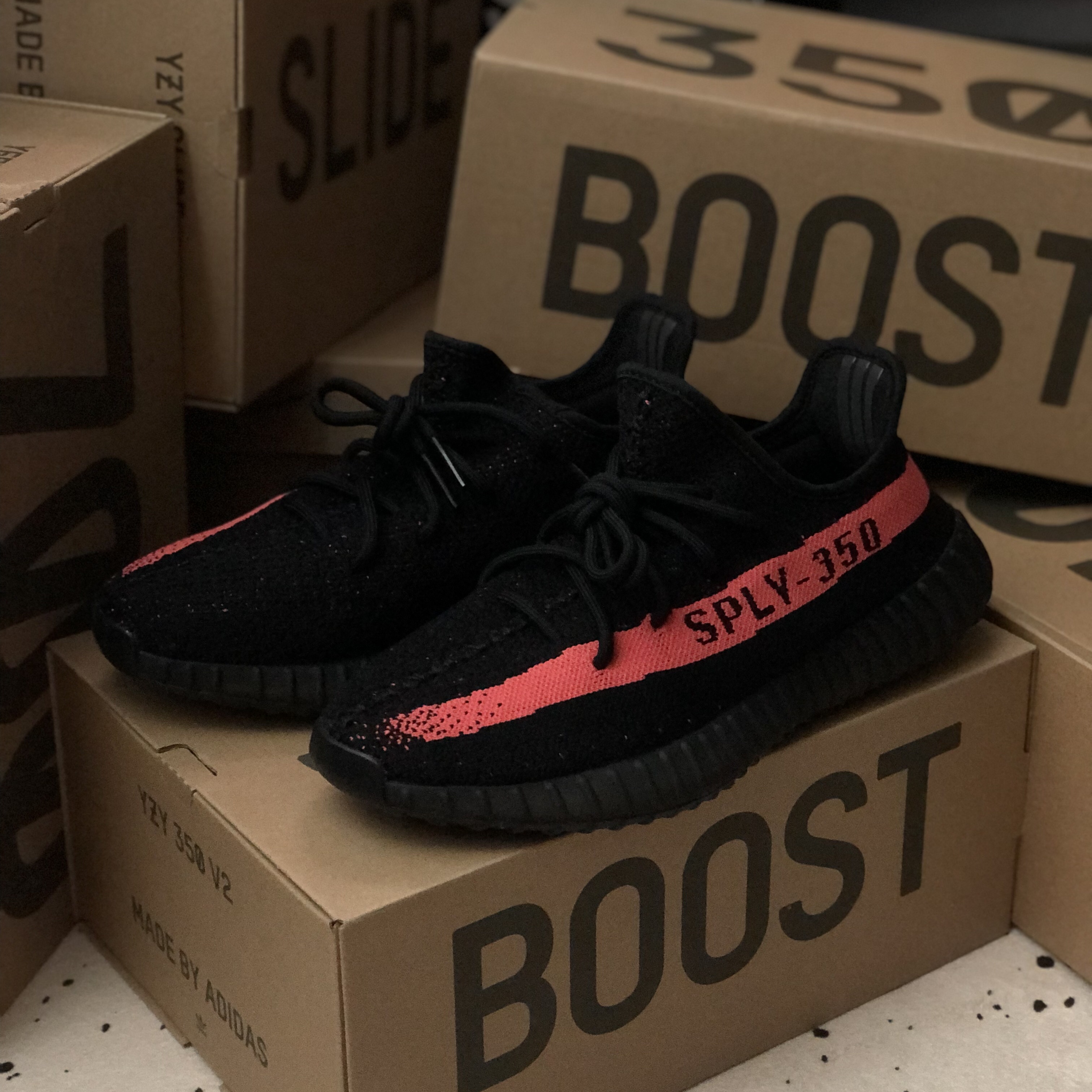 Adidas Yeezy Boost 350 V2 Core Black Red 2022/2023 착용 스타일