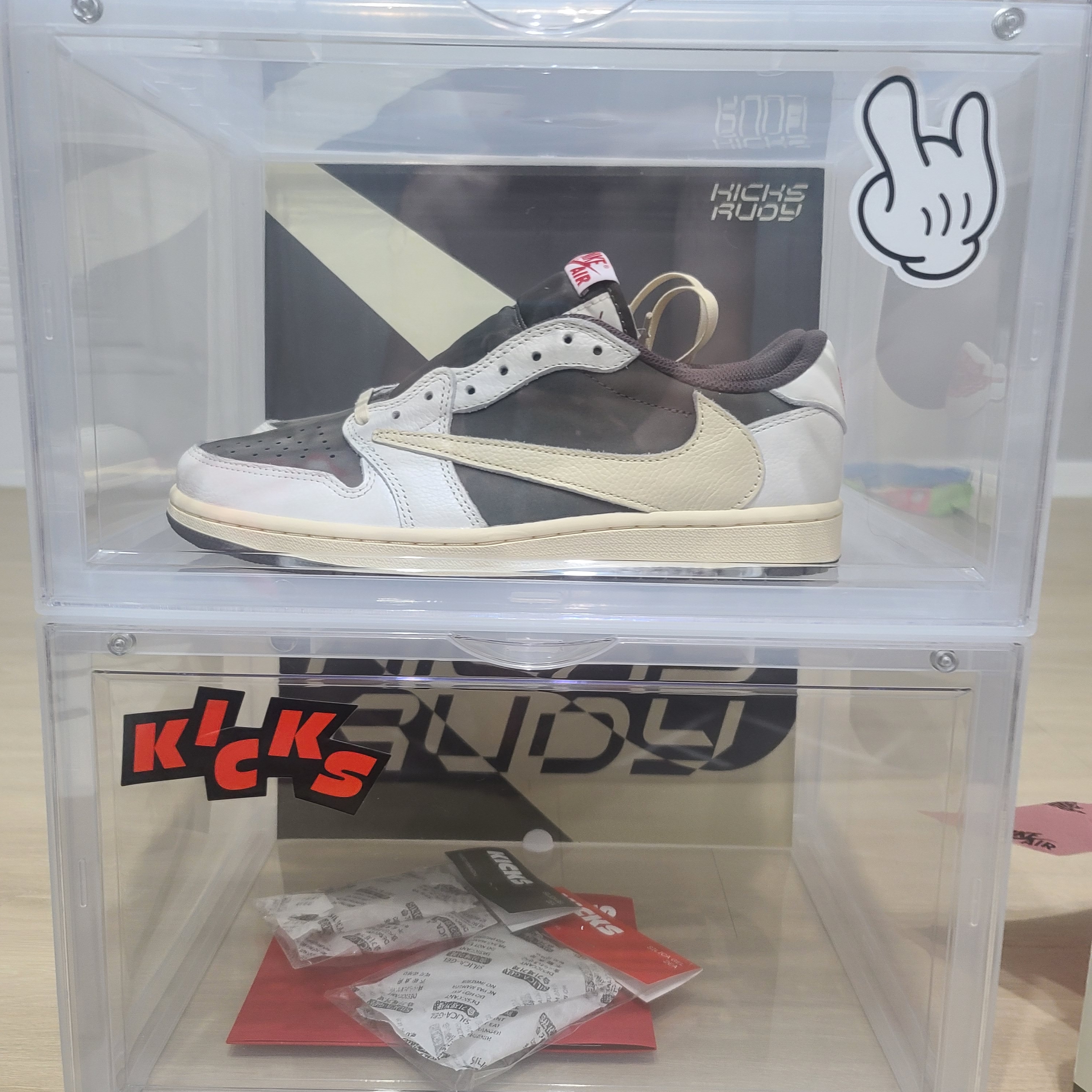 Jordan 1 x Travis Scott Retro Low OG SP Sail and Ridgerock 착용 스타일