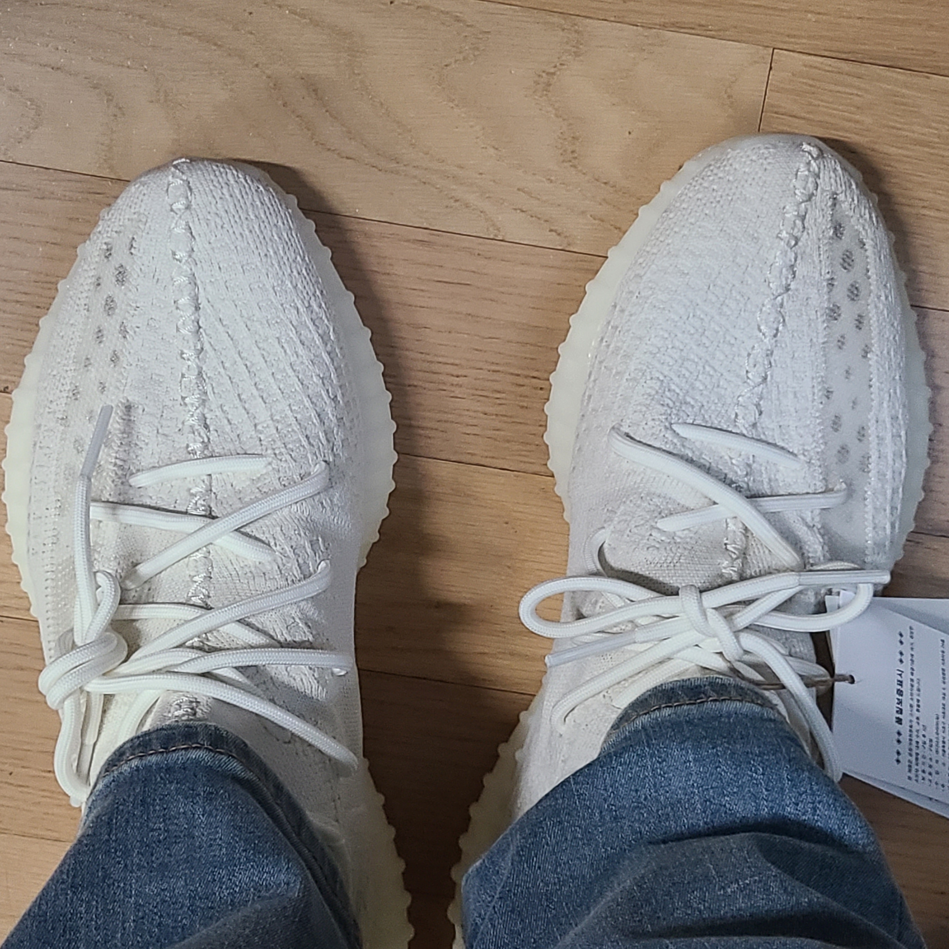 Adidas Yeezy Boost 350 V2 Bone 착용 스타일 - 2