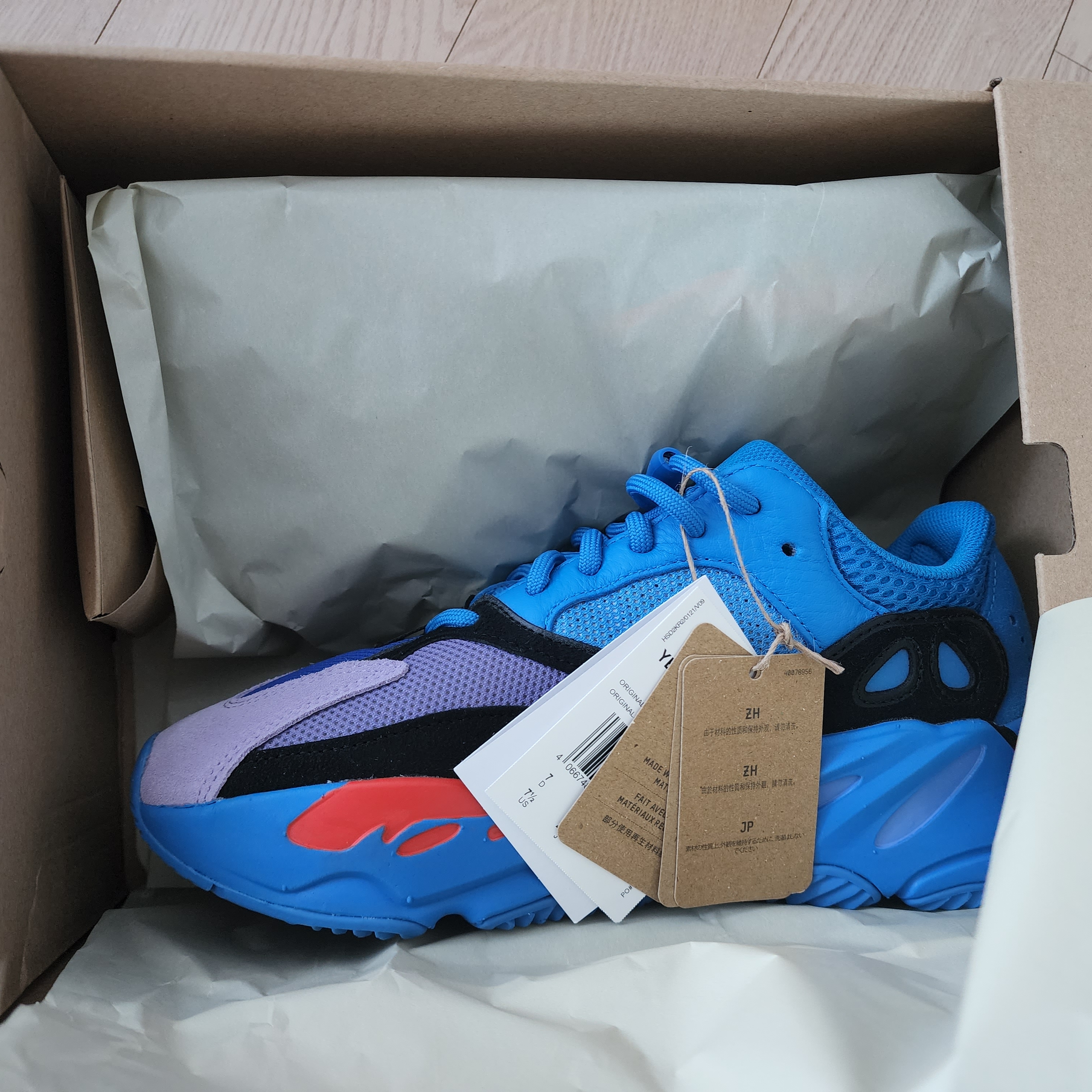 Adidas Yeezy Boost 700 Hi-Res Blue 착용 스타일 - 2