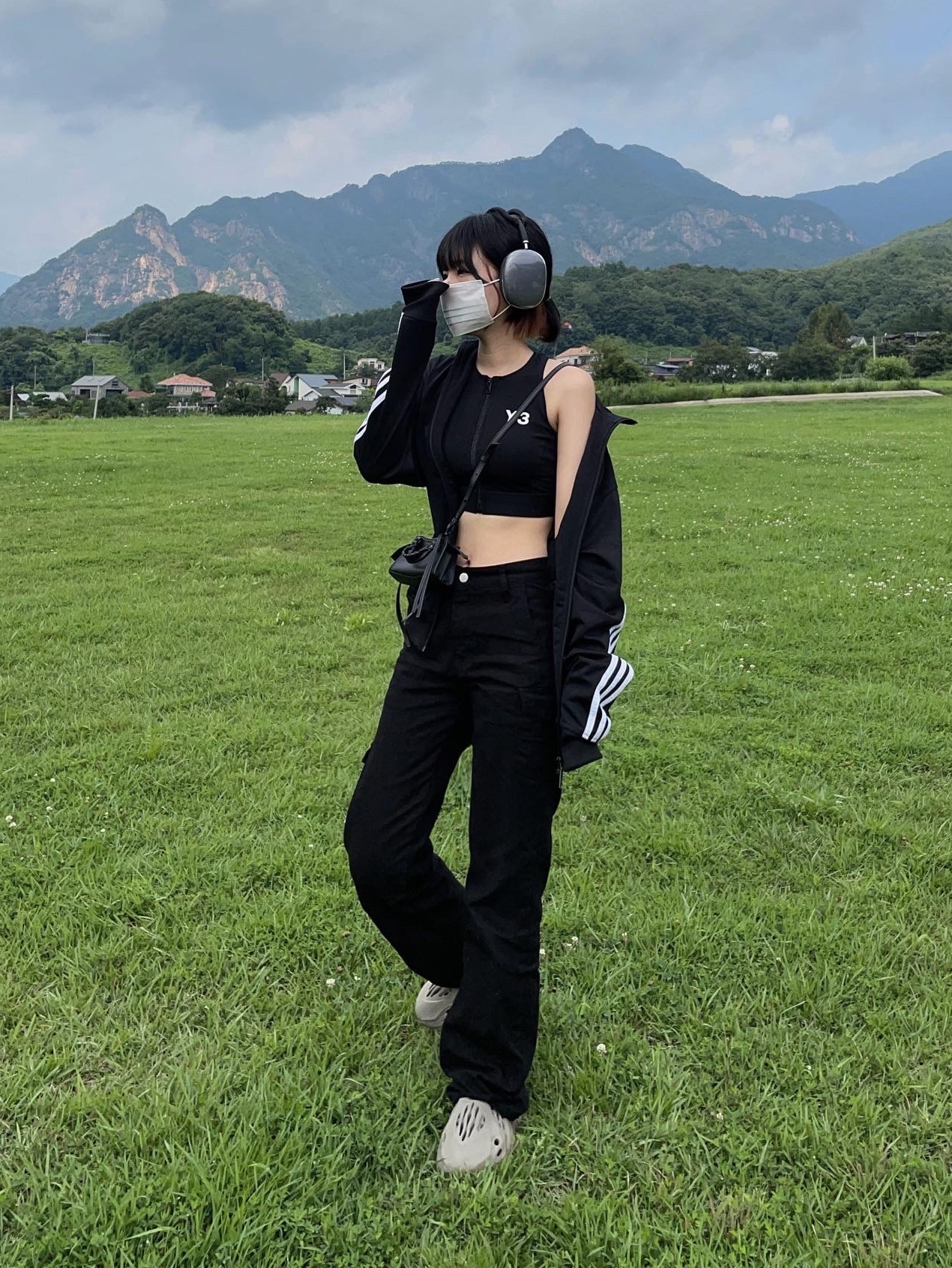 Adidas Yeezy Foam RNNR Stone Sage, Balenciaga Grained Calfskin Neo Classic Super Nano Handbag Black 착용 스타일 - 2