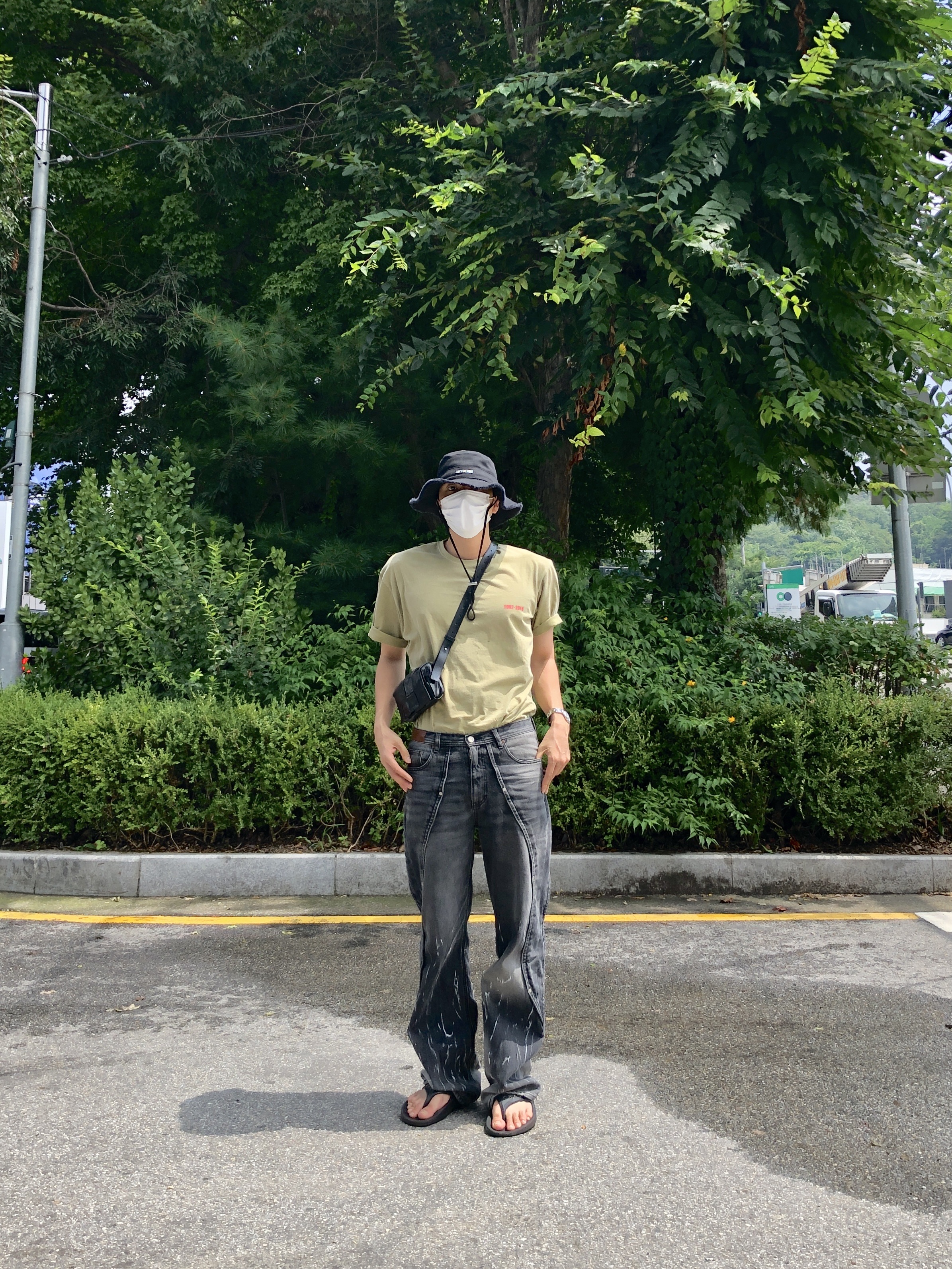 Oofos x Andersson Bell OOriginal Flip Flop Black, Jacquemus Le Bob Artichaut Bucket Hat Black 착용 스타일 - 2