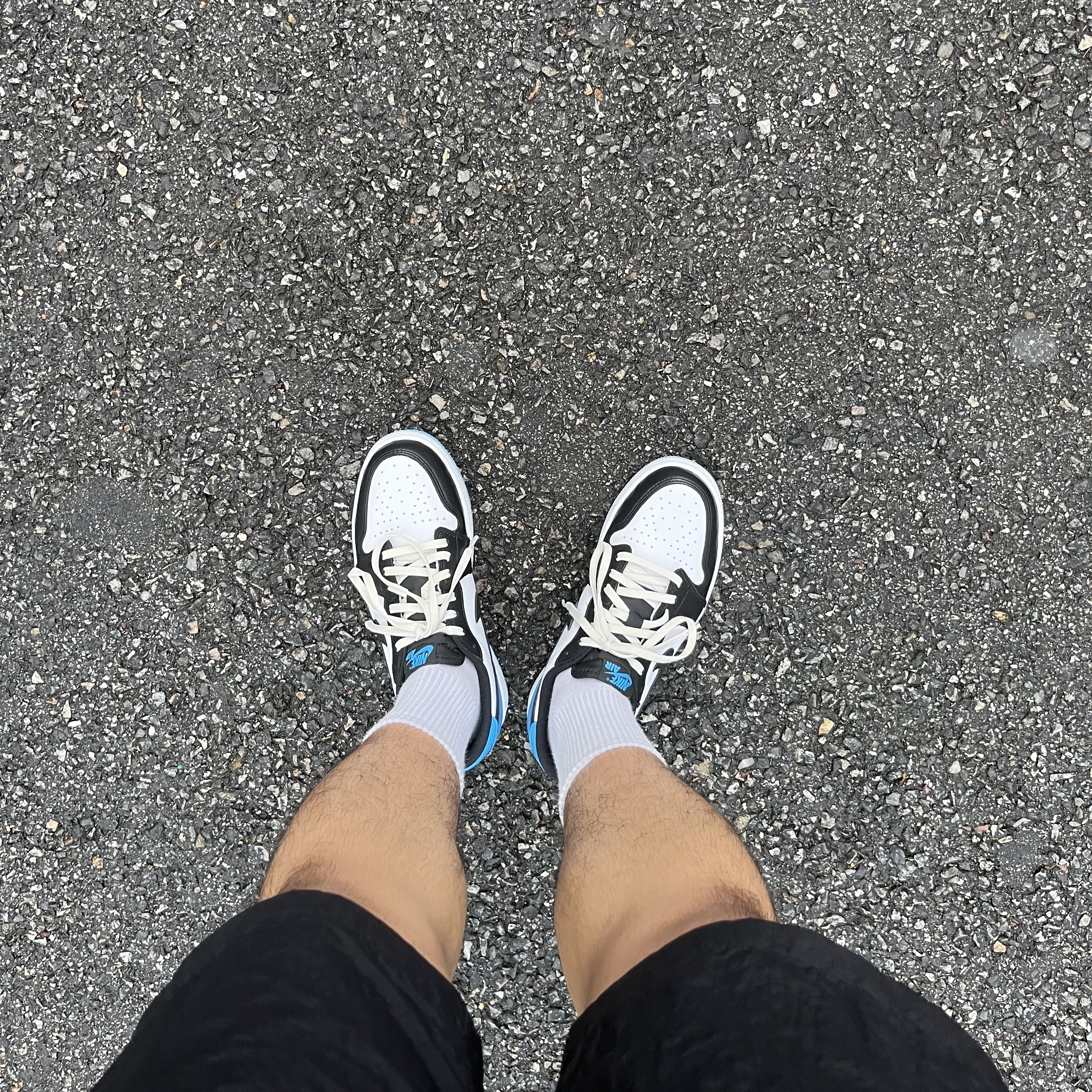 Jordan 1 Retro Low OG Black and Dark Powder Blue 착용 스타일