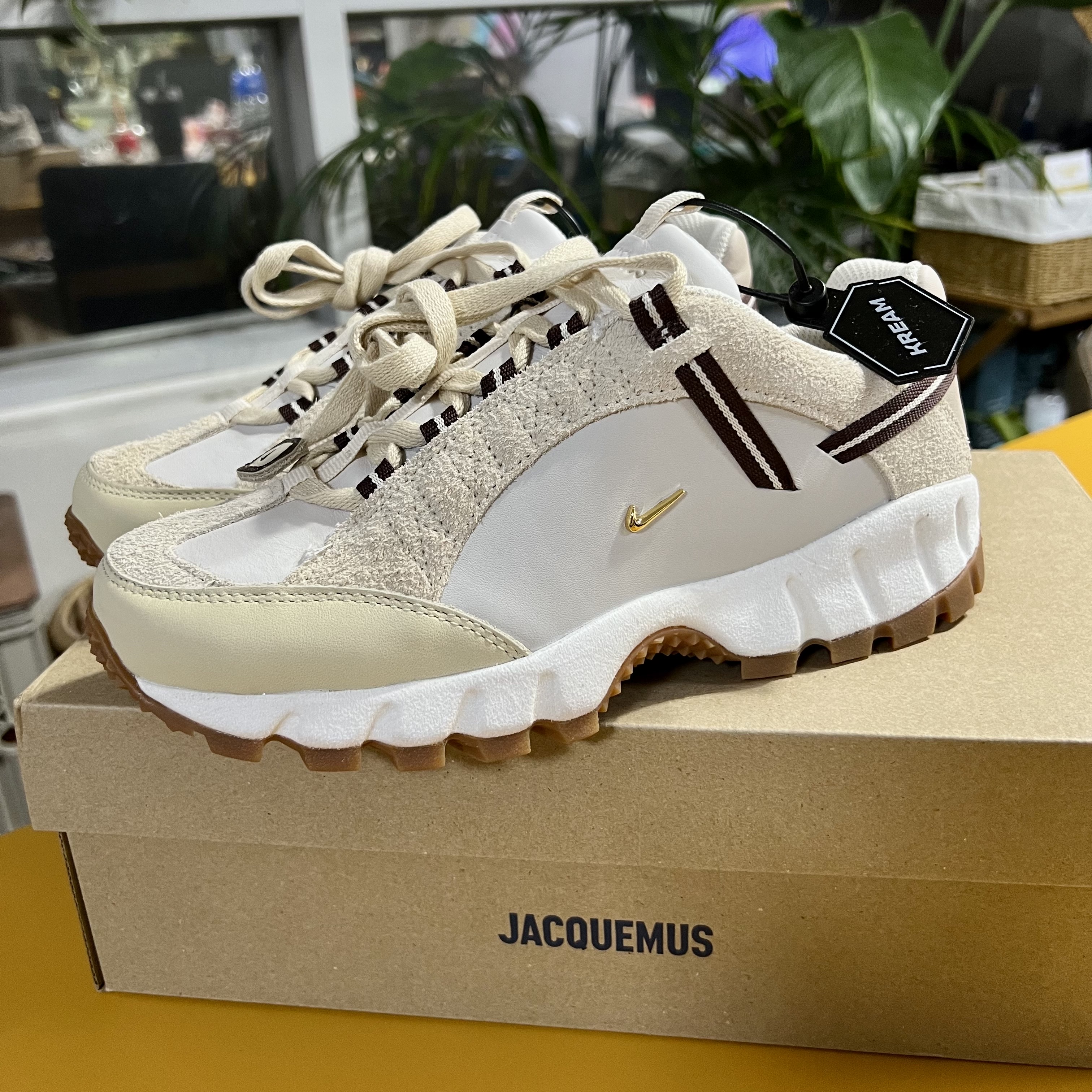 Nike x Jacquemus Air Humara LX Light Bone and Gold 착용 스타일 - 1