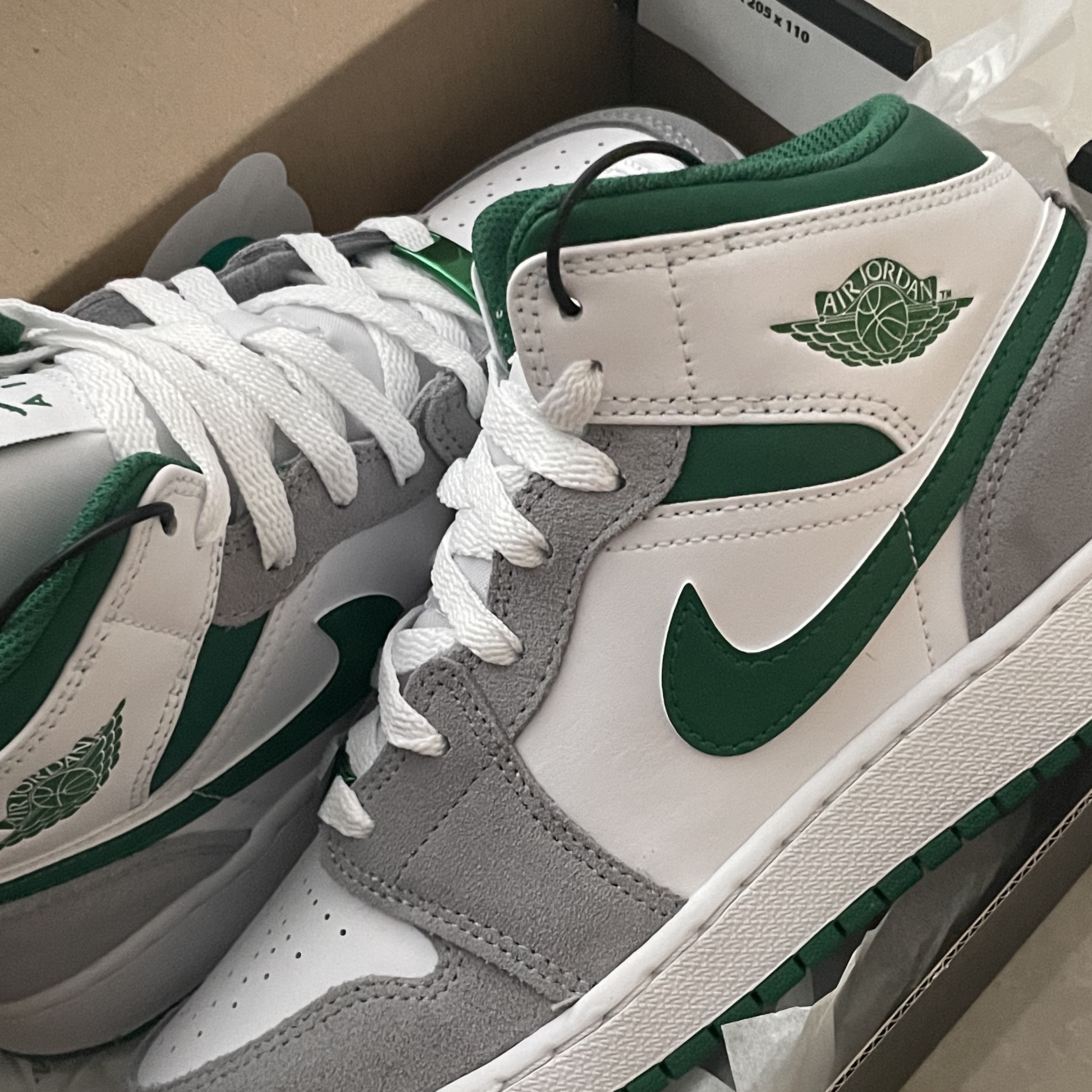 (GS) Jordan 1 Mid SE Pine Green Light Smoke Grey 착용 스타일 - 1