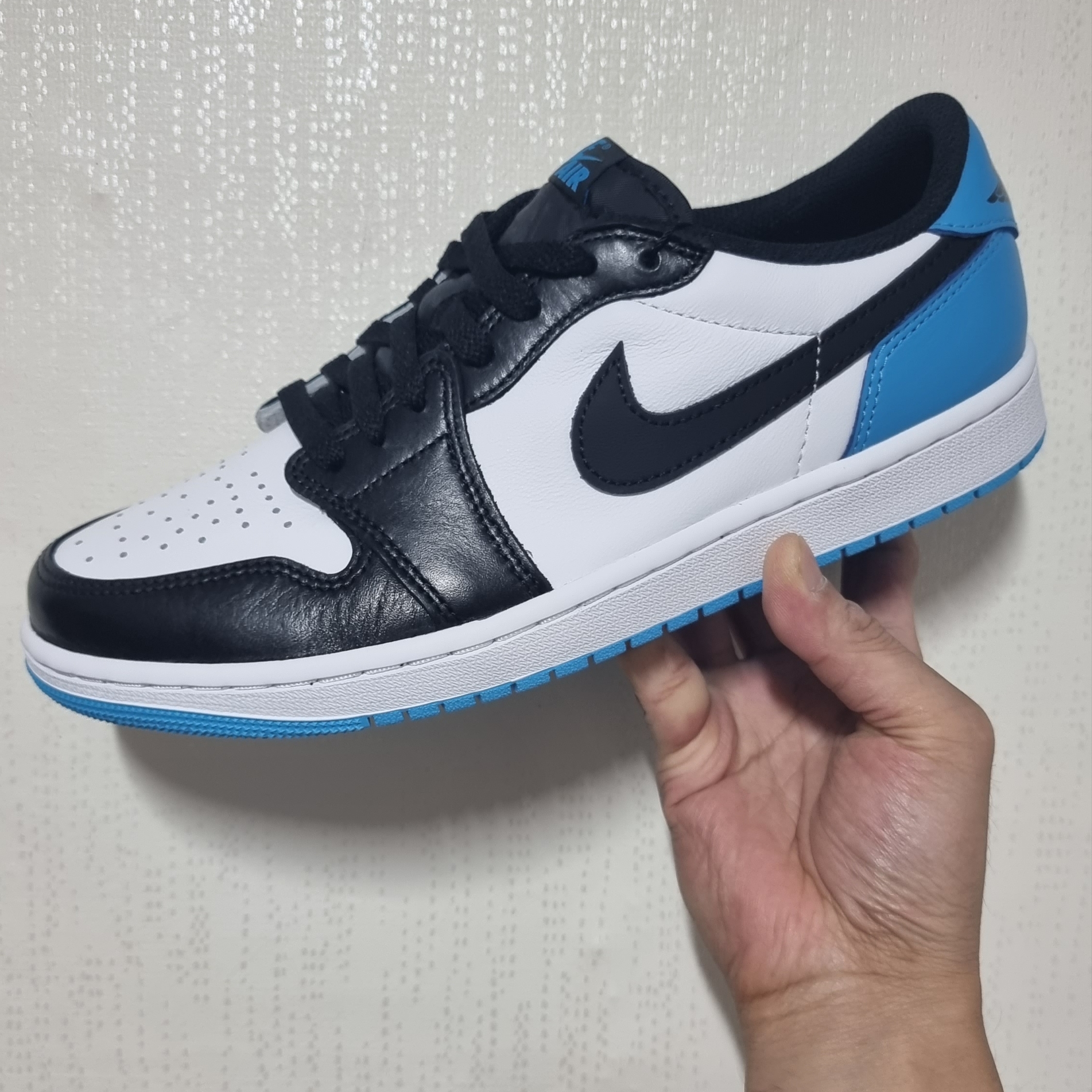 Jordan 1 Retro Low OG Black and Dark Powder Blue 착용 스타일 - 1
