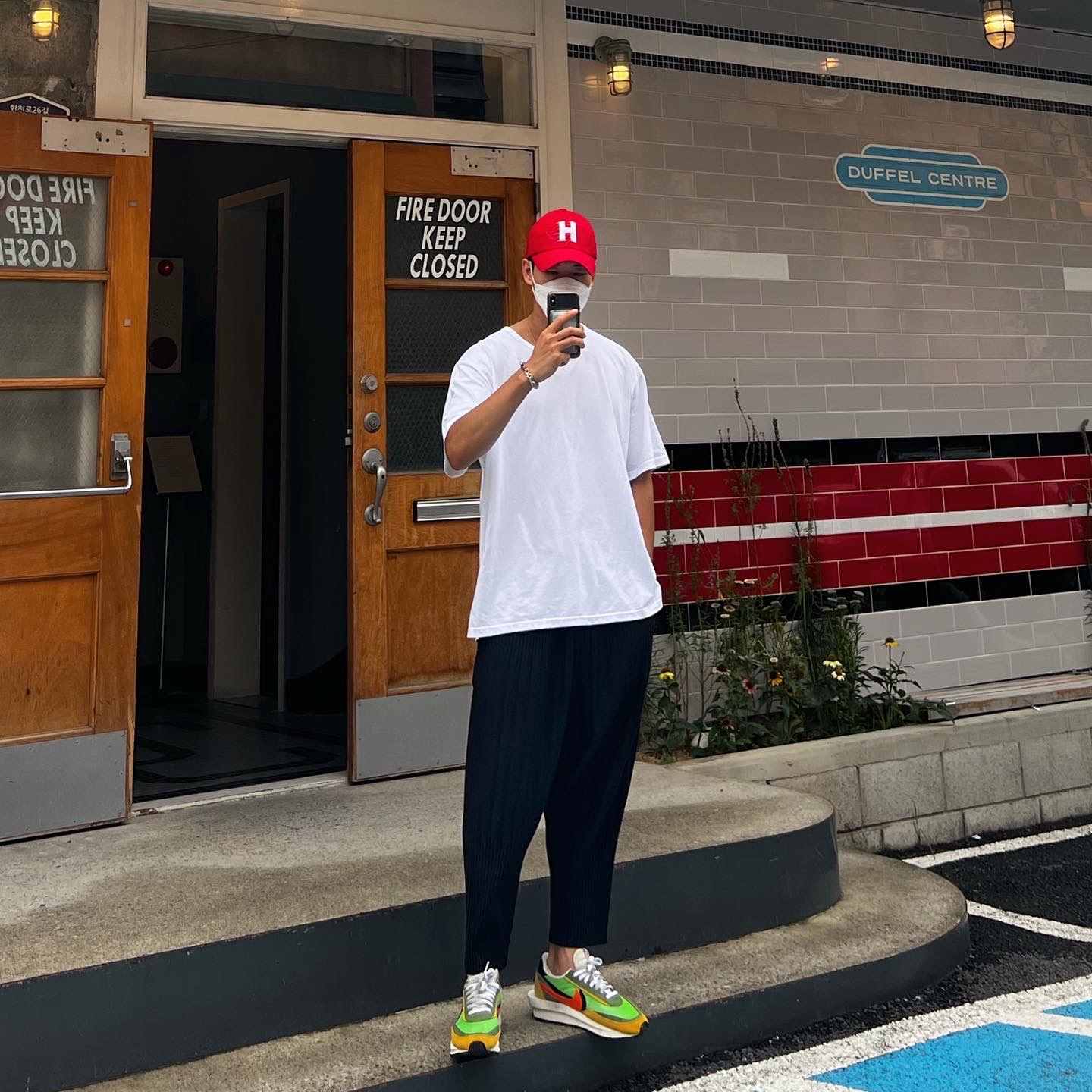 Nike x Sacai LDWaffle Green Multi, Homme Plisse Issey Miyake Basics Pants Black 착용 스타일