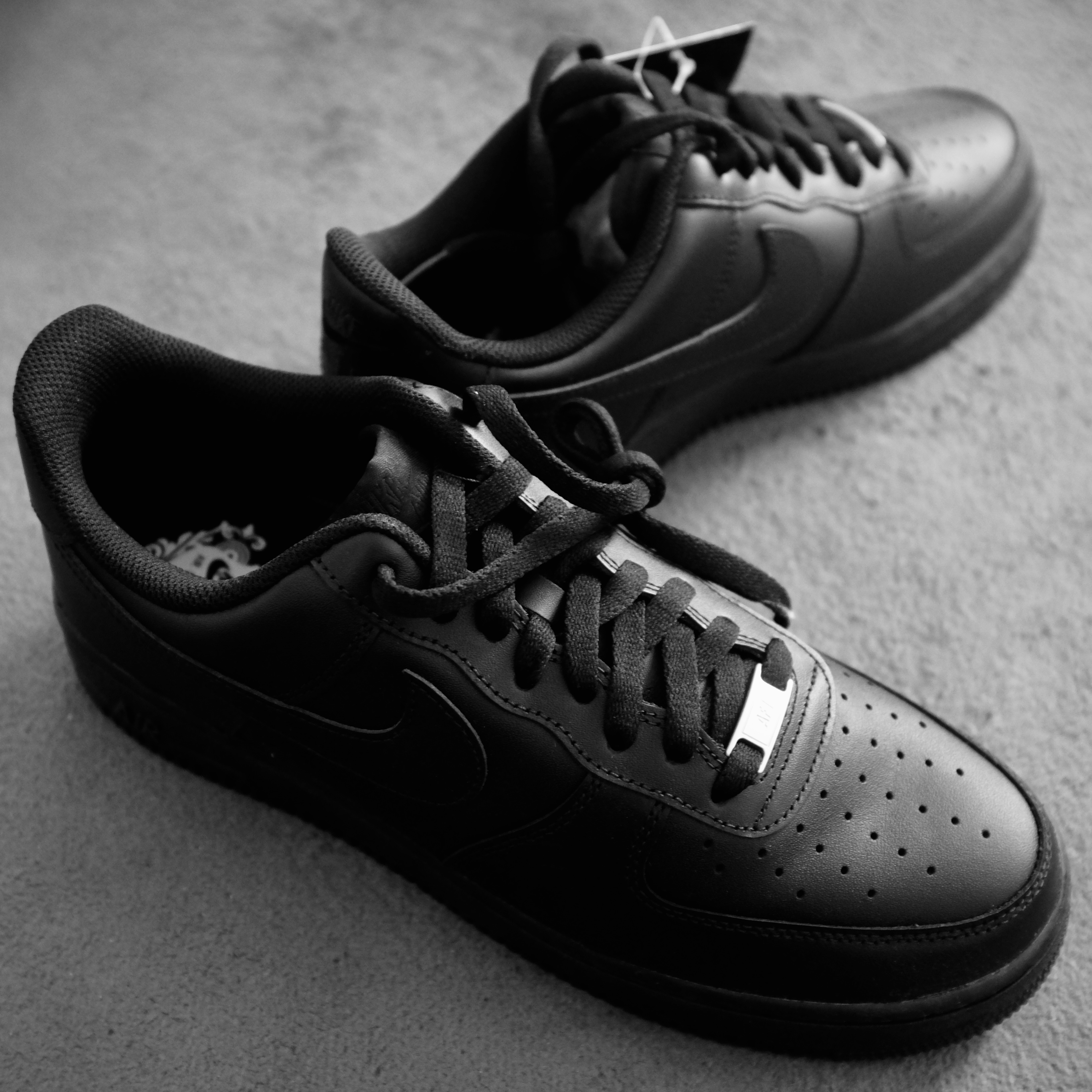 Nike Air Force 1 '07 Low Triple Black 착용 스타일