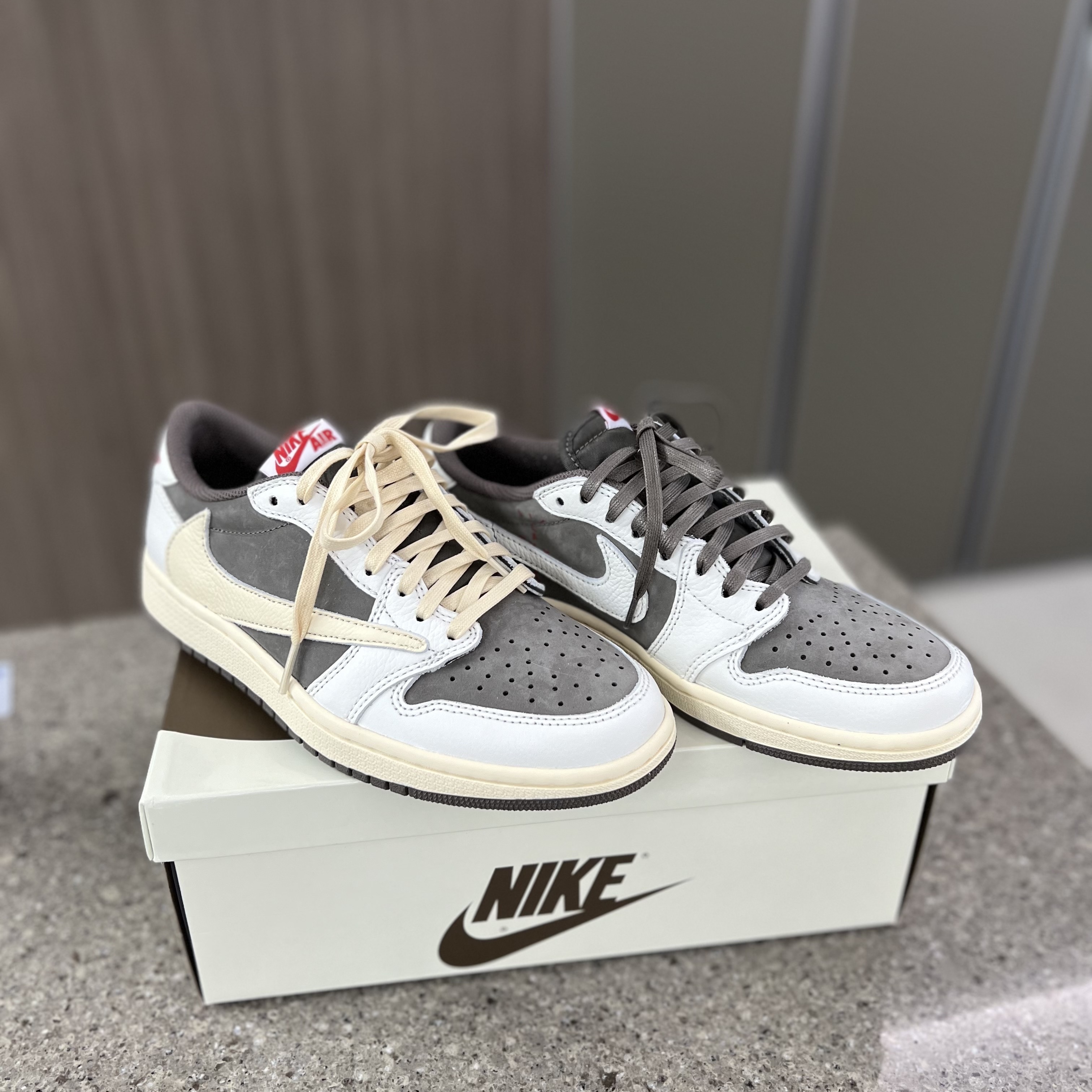 Jordan 1 x Travis Scott Retro Low OG SP Sail and Ridgerock 착용 스타일