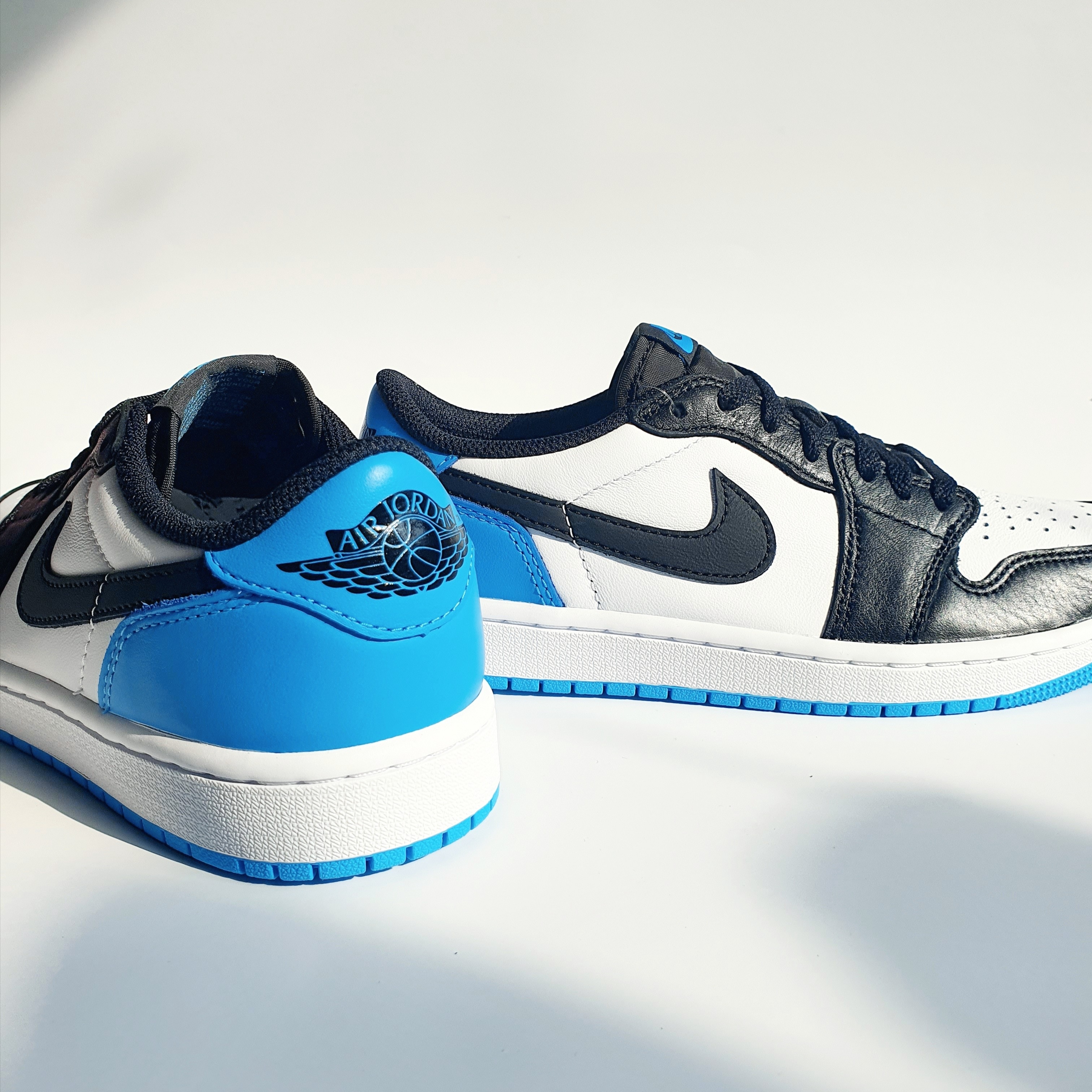 Jordan 1 Retro Low OG Black and Dark Powder Blue, (W) Jordan 1 Retro Low OG Black and Dark Powder Blue 착용 스타일 - 1