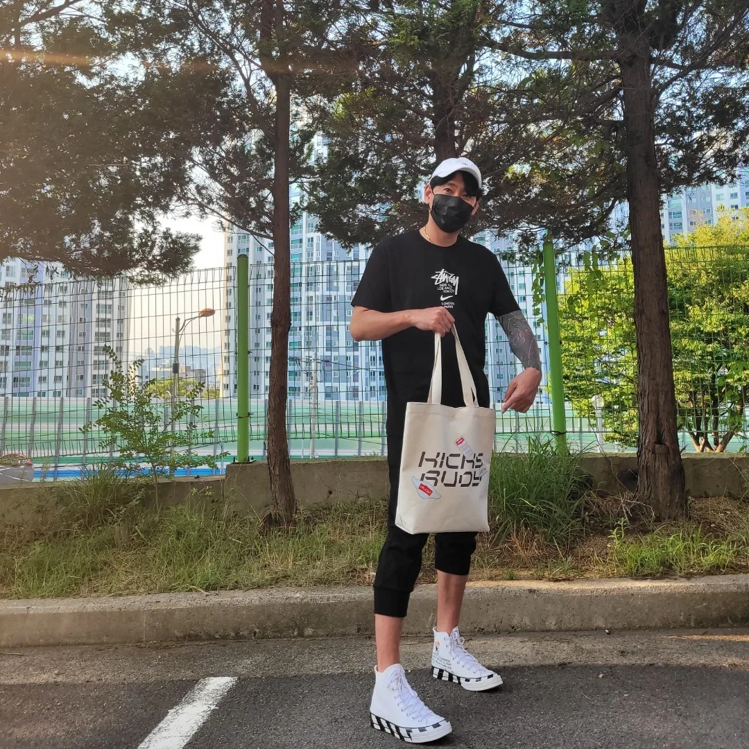 Converse x Off-White Chuck 70 High V2 2021, Nike x Stussy WT T-Shirt Black - Asia 착용 스타일