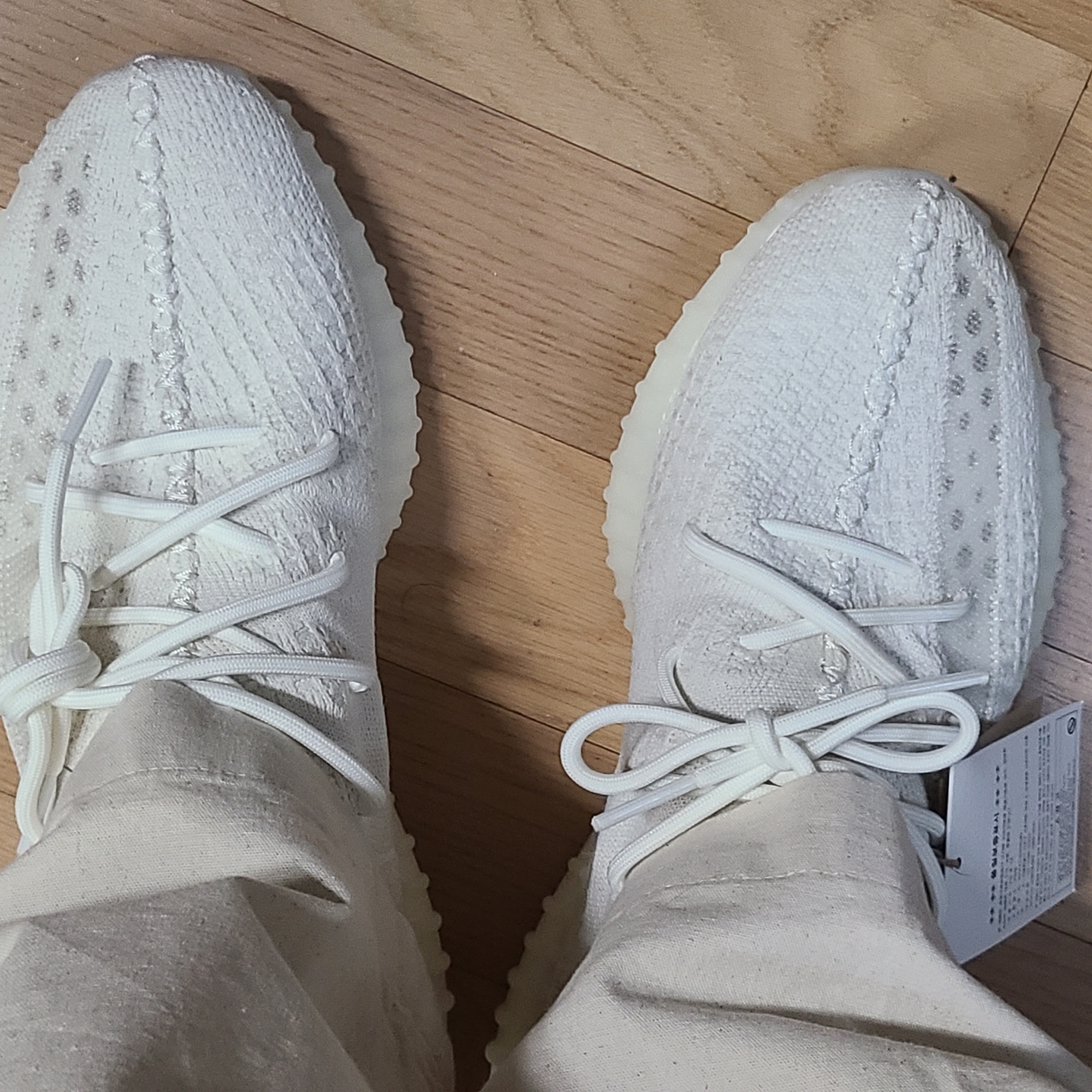 Adidas Yeezy Boost 350 V2 Bone 착용 스타일 - 1