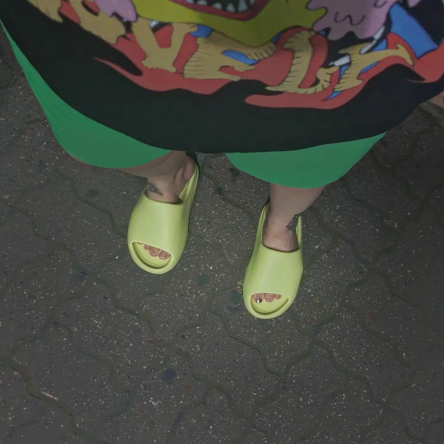 Adidas Yeezy Slide Glow Green 2022/2023 착용 스타일 - 2