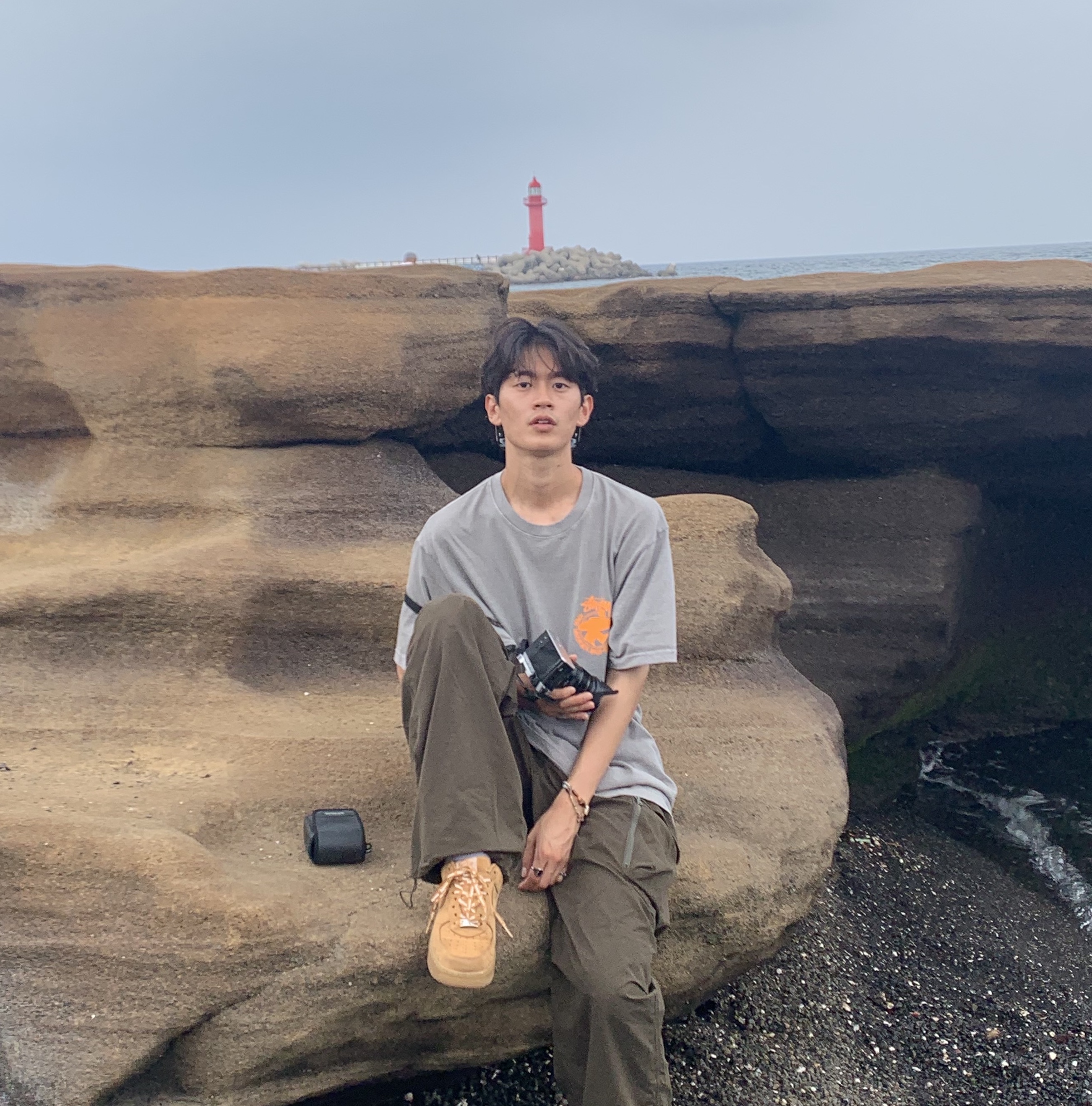Stussy Beach Roots T-Shirt Grey, Nike x Supreme Air Force 1 Low Flax 착용 스타일 - 2