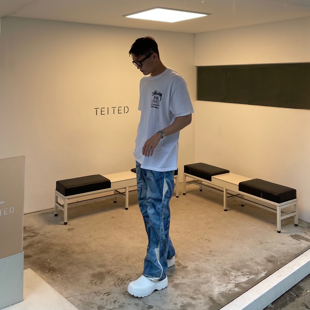 Bottega Veneta Rubber Flash Clog Chalk, Stussy x Our Legacy Surfman T-Shirt White - 21SS 착용 스타일 - 1