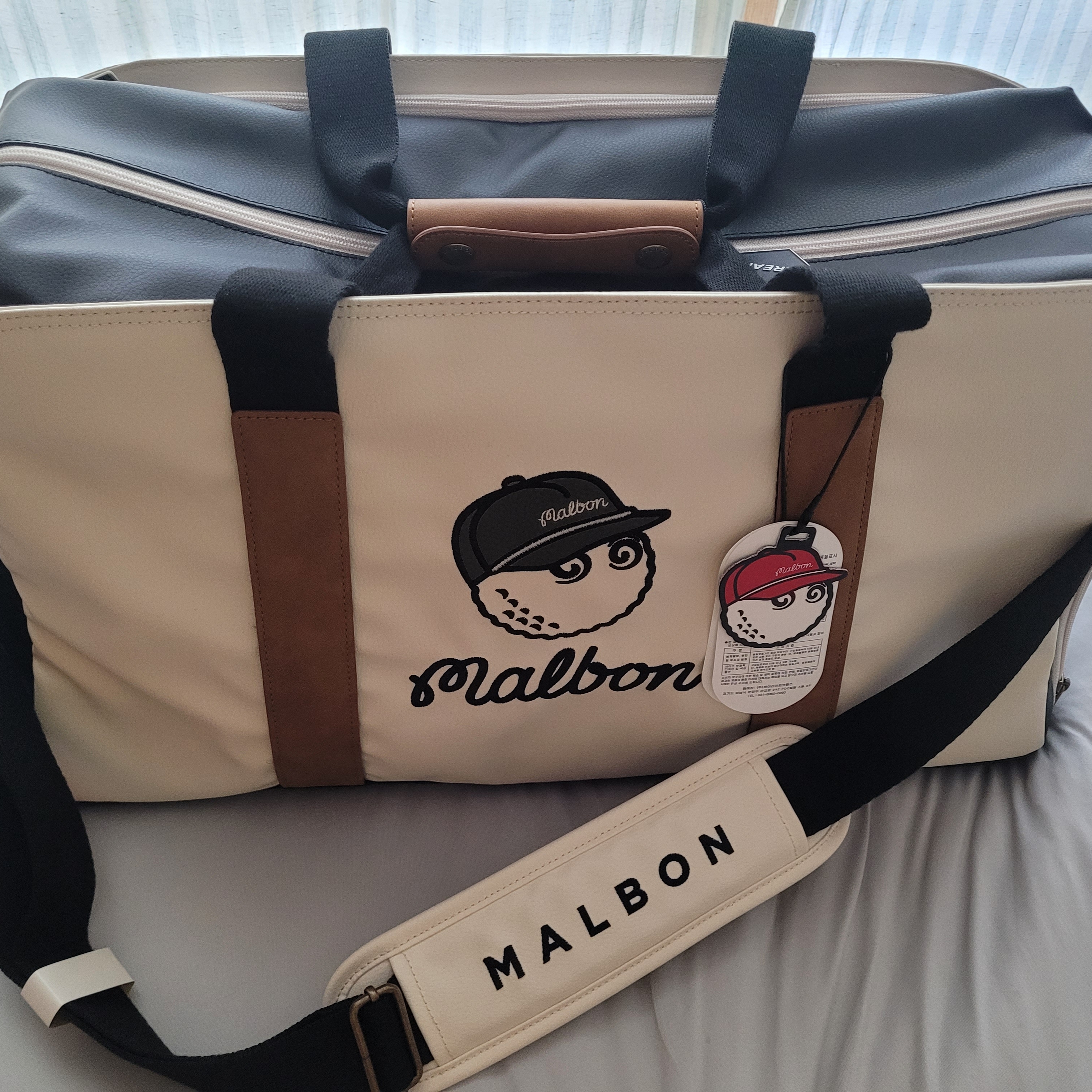 Malbon Golf M Bucket Classic Boston Bag Ivory 착용 스타일 - 1