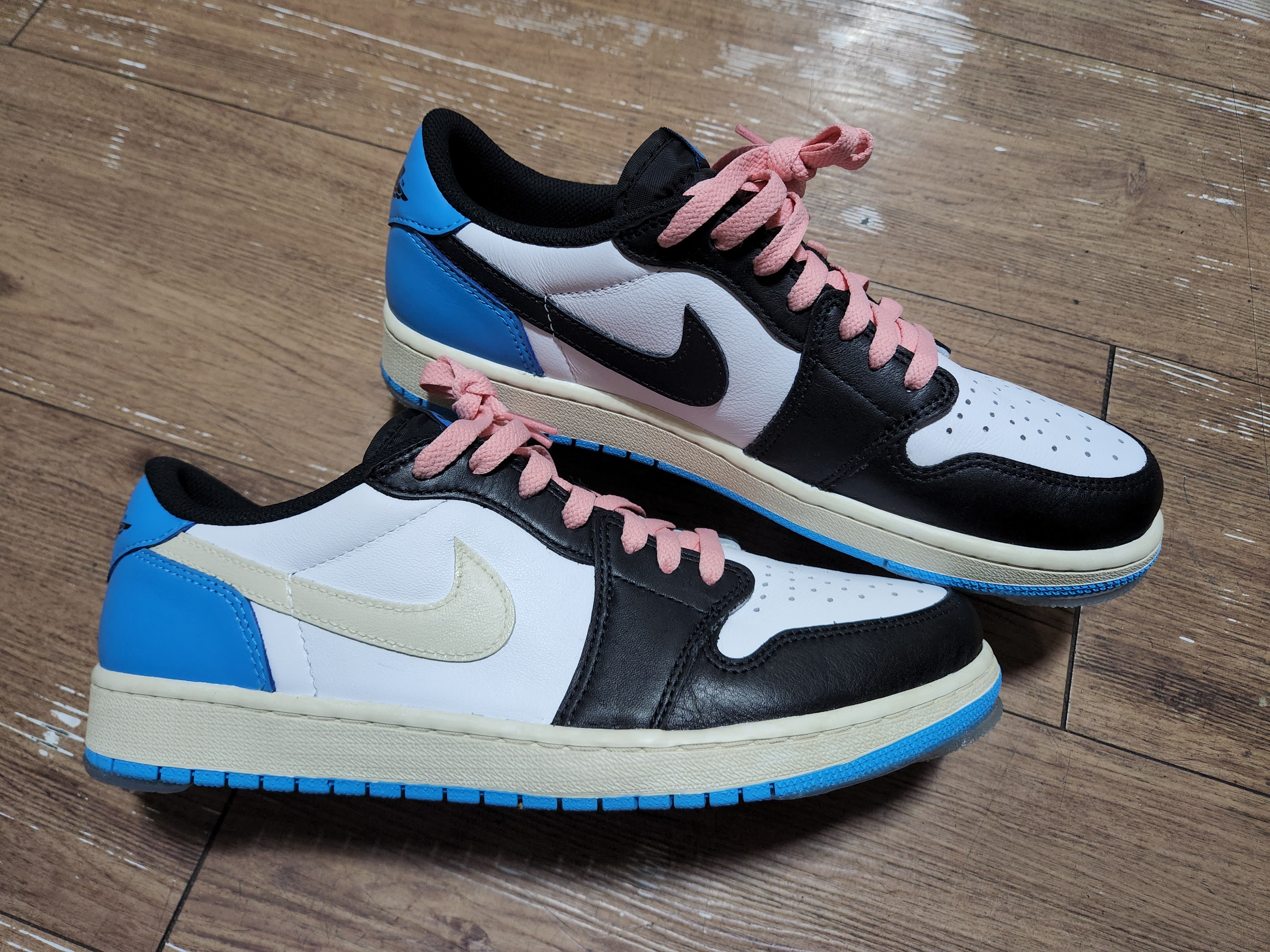 Jordan 1 Retro Low OG Black and Dark Powder Blue 착용 스타일 - 1