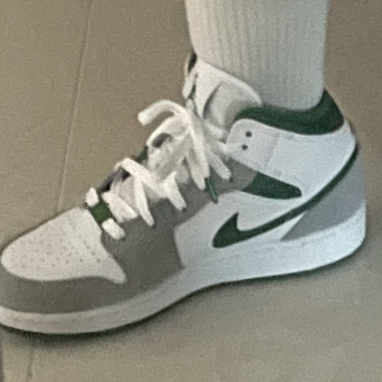 (GS) Jordan 1 Mid SE Pine Green Light Smoke Grey 착용 스타일 - 2