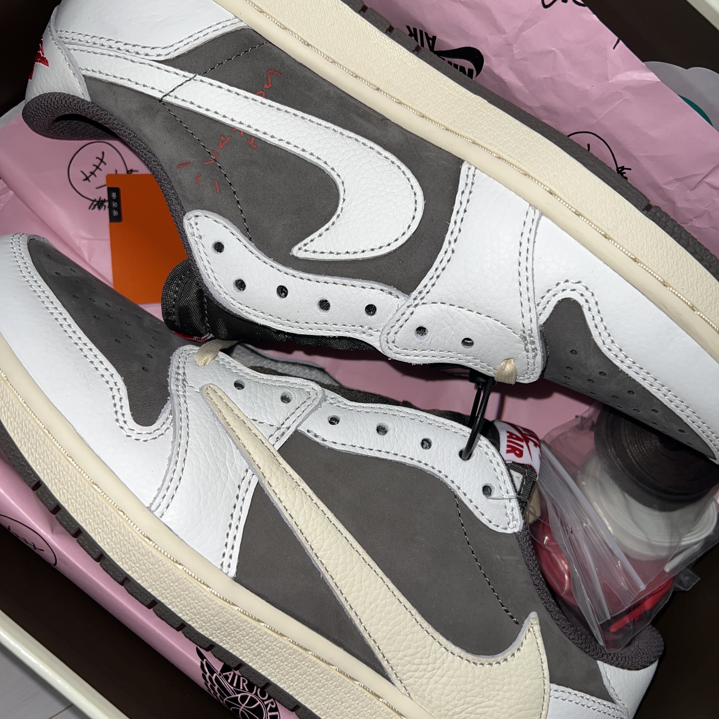 Jordan 1 x Travis Scott Retro Low OG SP Sail and Ridgerock 착용 스타일