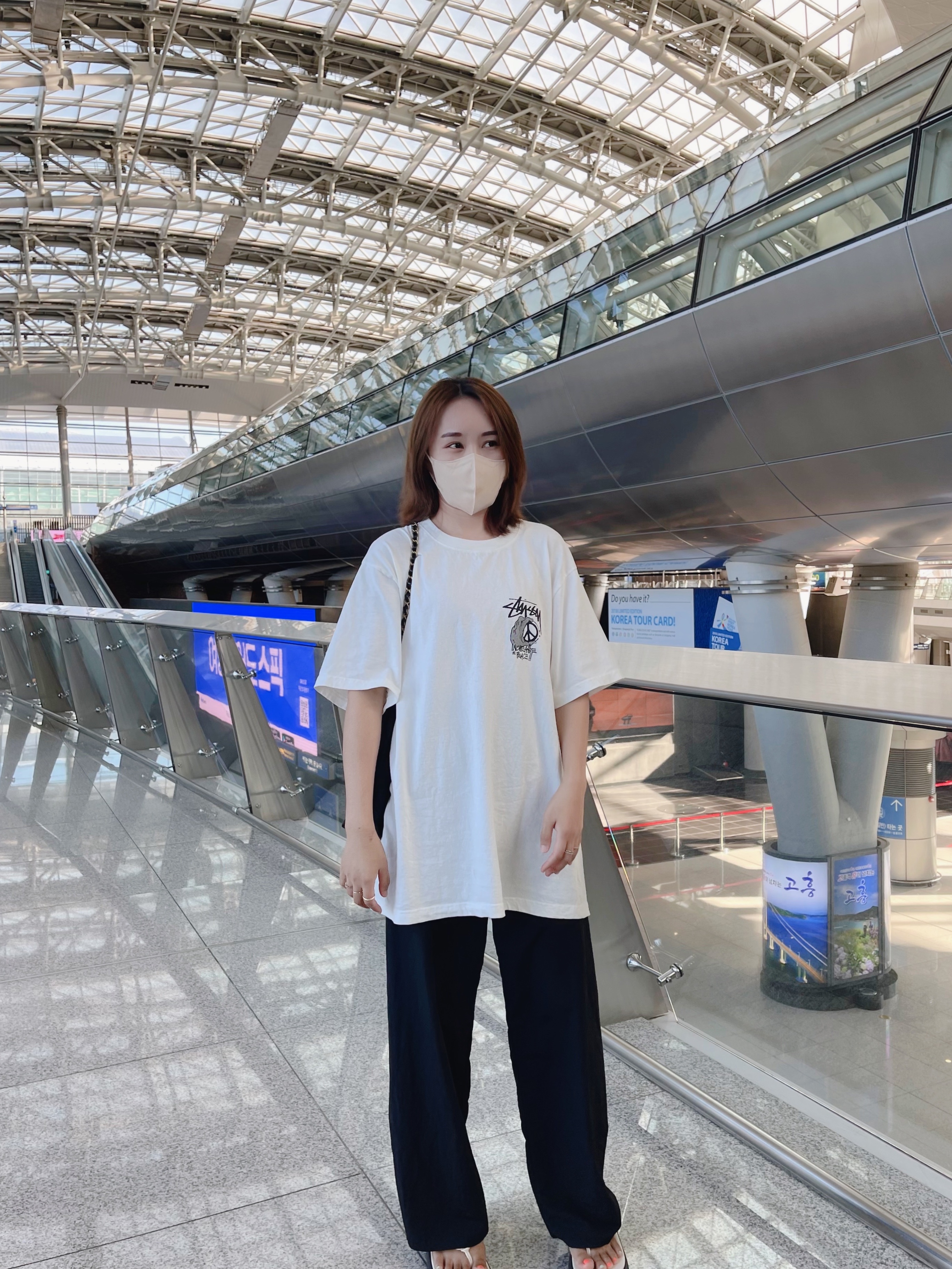 Stussy Peace Hand Pigment dyed T-Shirt Natural 착용 스타일 - 1