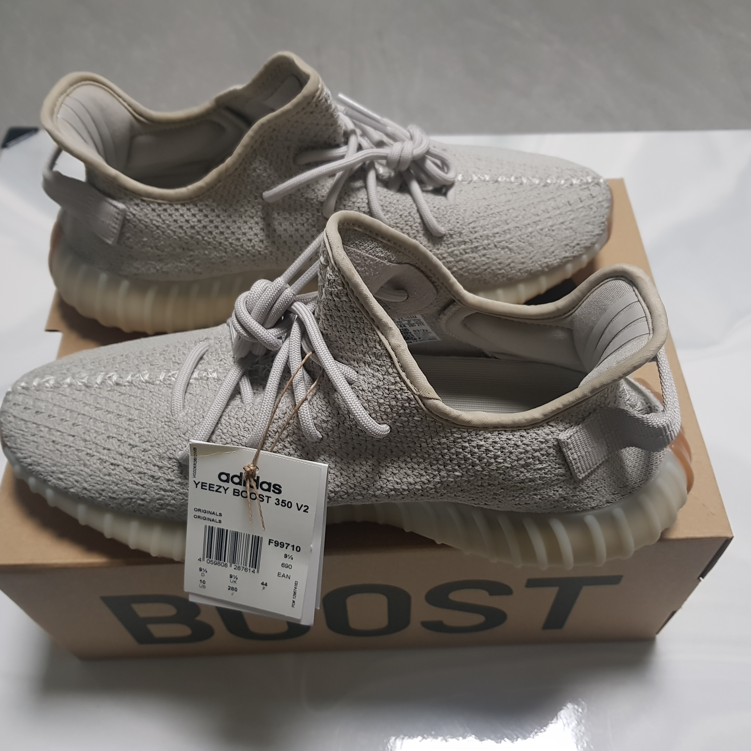 Adidas Yeezy Boost 350 V2 Sesame 2022 착용 스타일 - 2