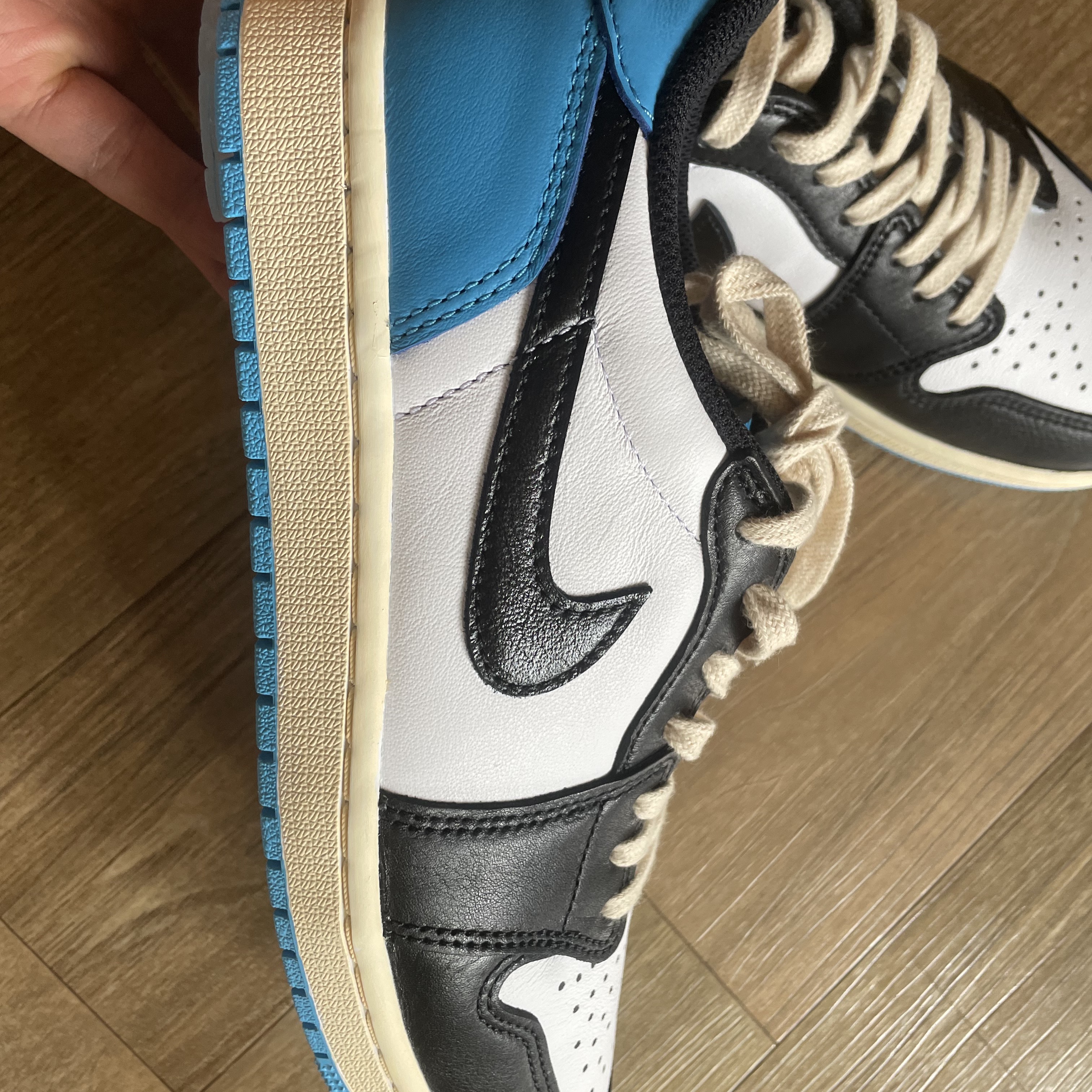 Jordan 1 Retro Low OG Black and Dark Powder Blue 착용 스타일 - 5