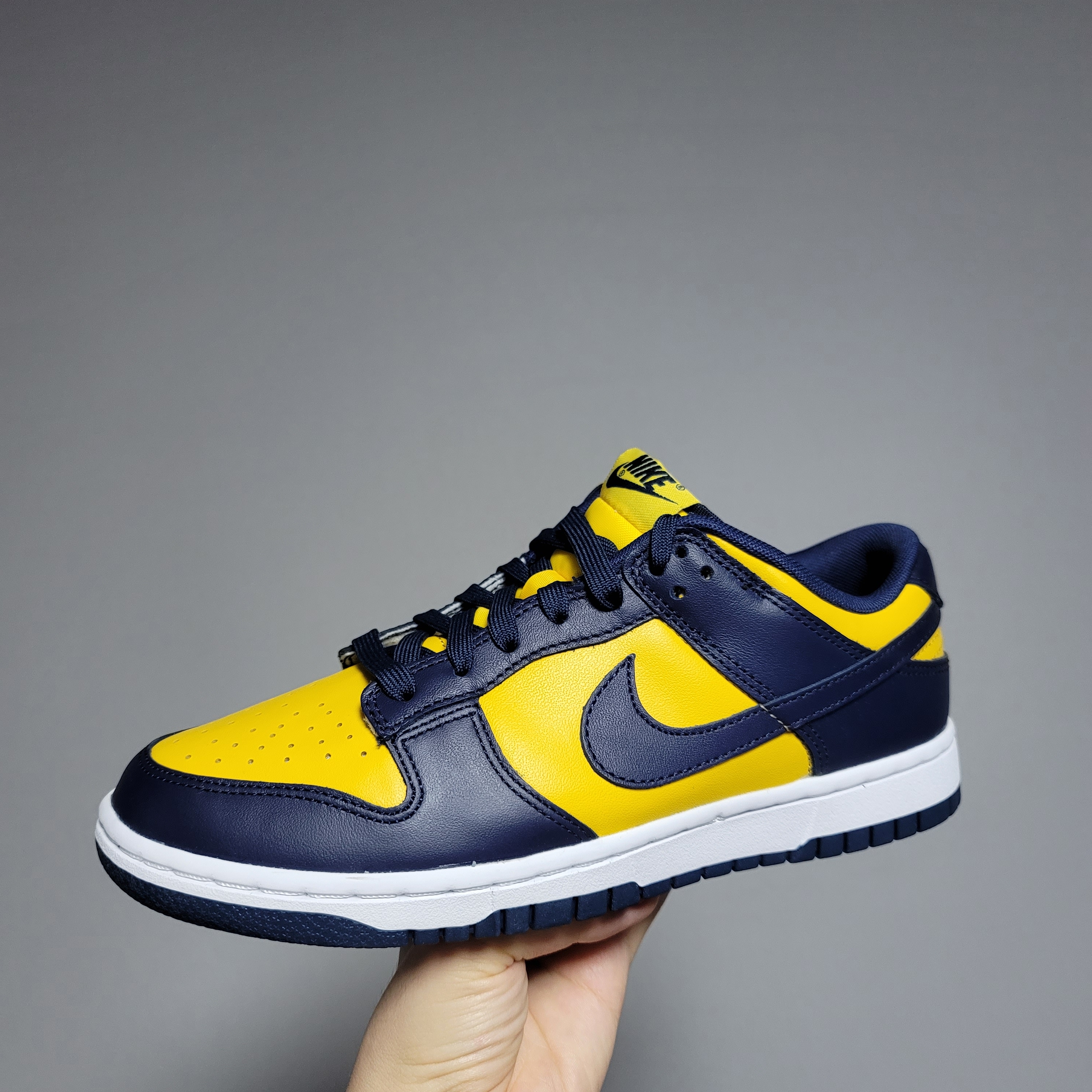 Nike Dunk Low Retro Varsity Maize 착용 스타일
