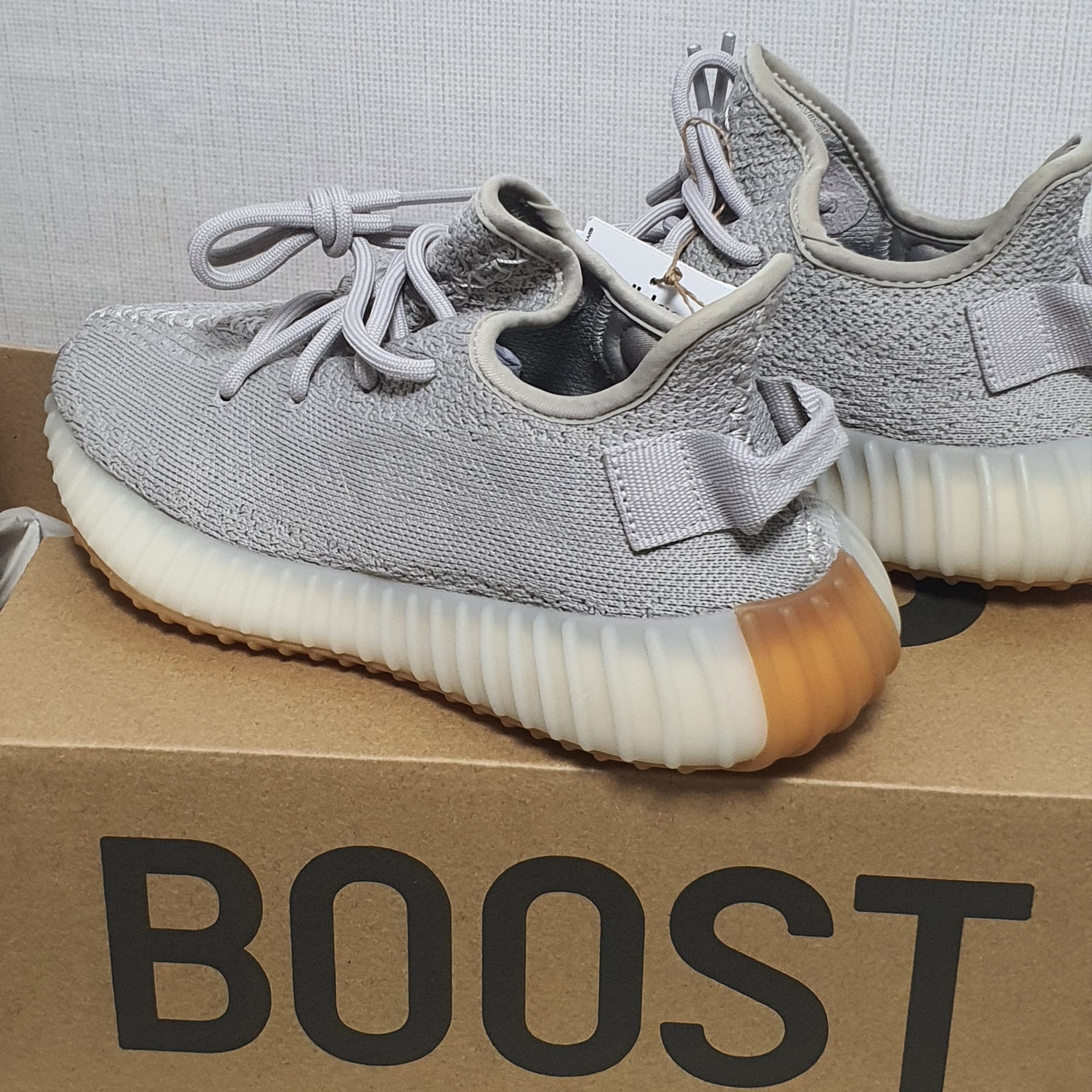Adidas Yeezy Boost 350 V2 Sesame 2022 착용 스타일