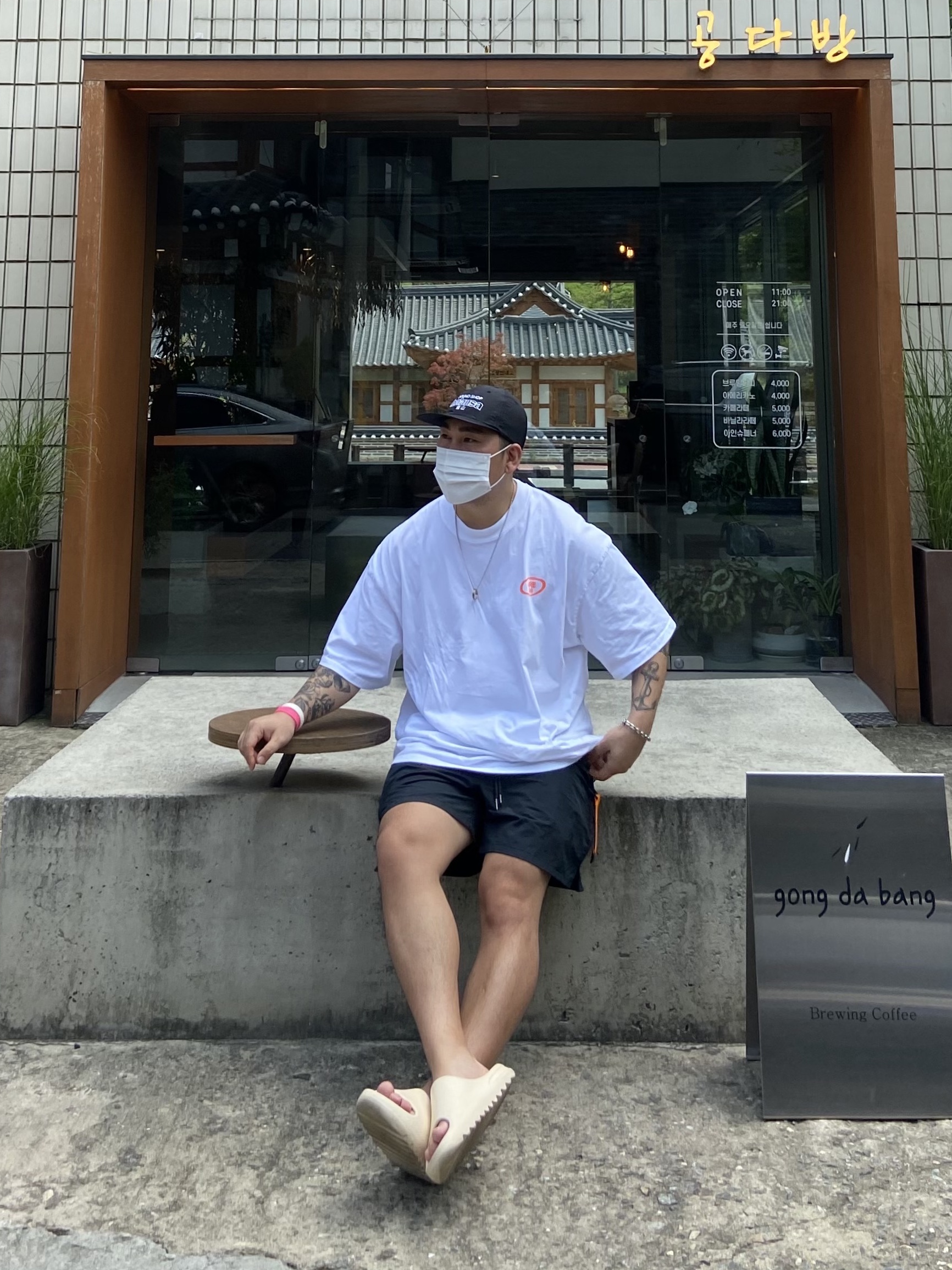 Adidas Yeezy Slide Pure - Re-Release Ver. 착용 스타일