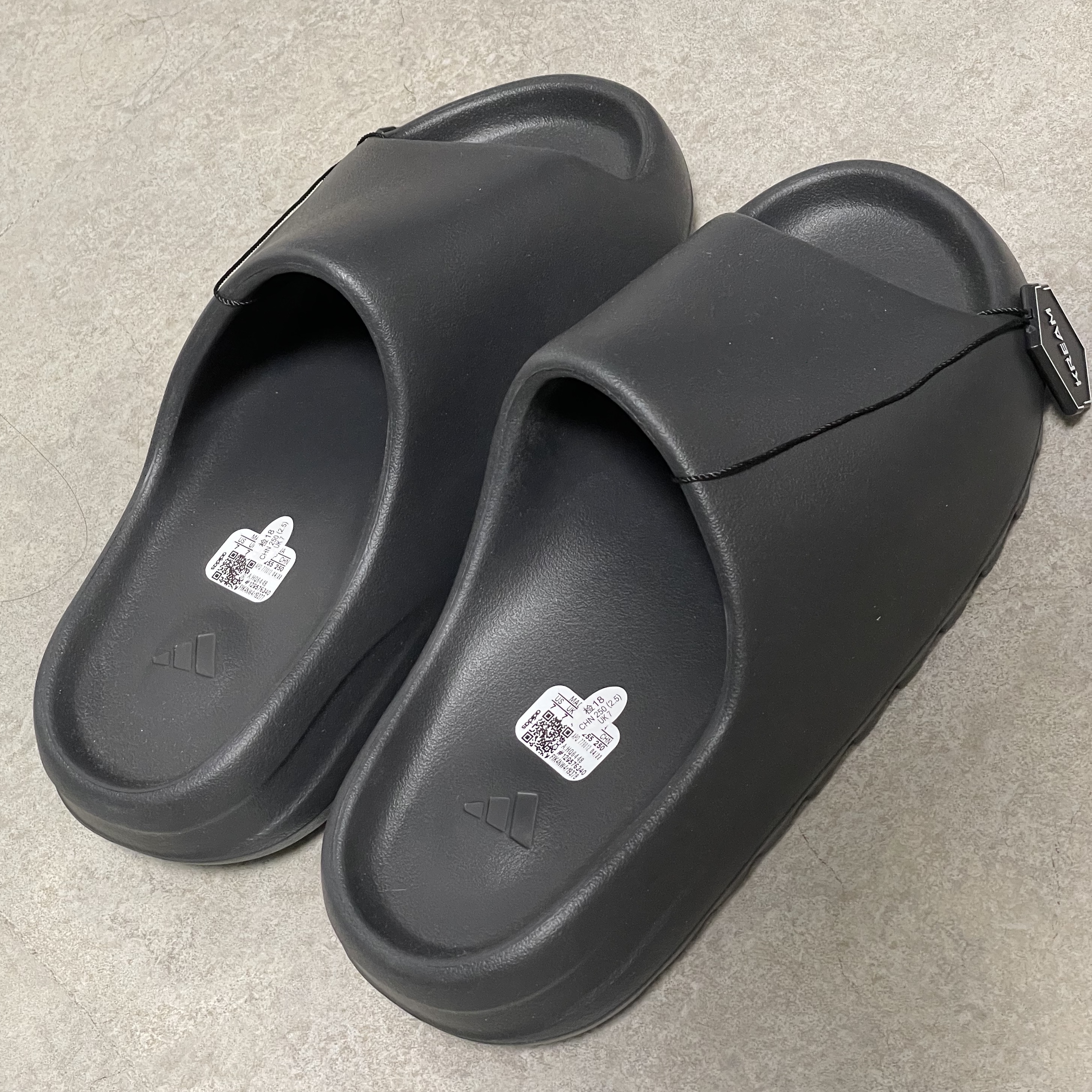 Adidas Yeezy Slide Onyx 착용 스타일 - 2