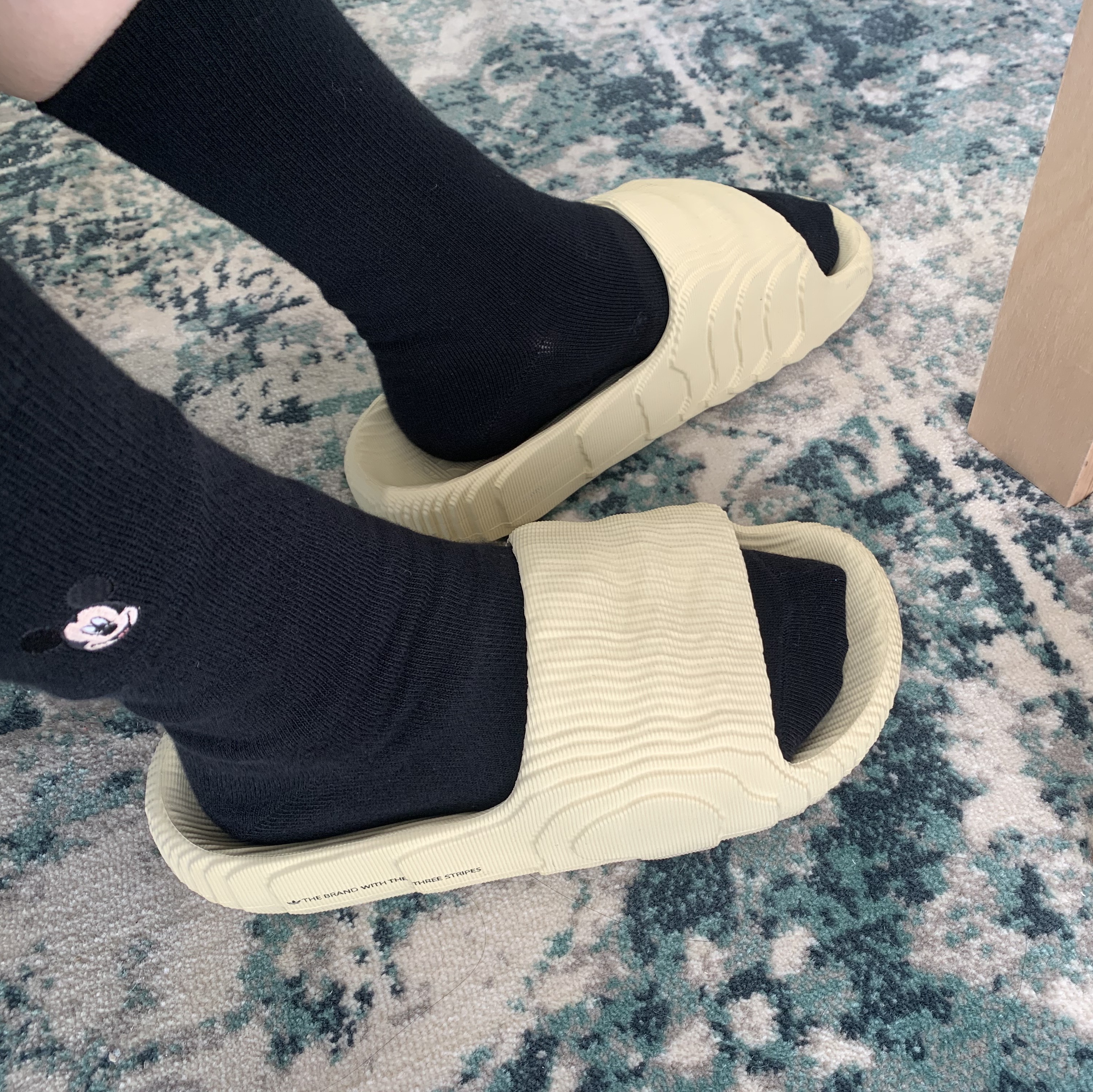 Adidas Adilette 22 Desert Sand 착용 스타일
