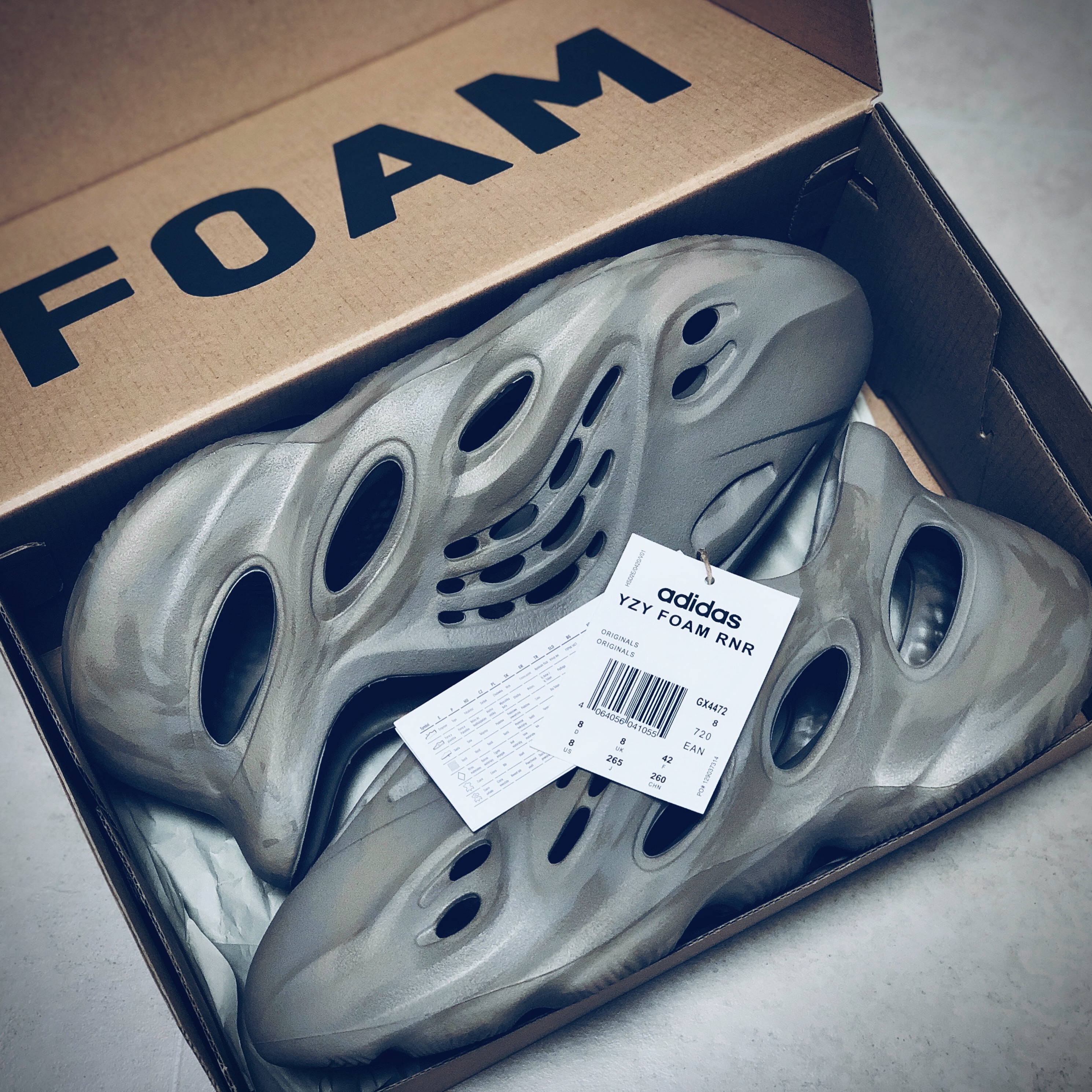 Adidas Yeezy Foam RNNR Stone Sage 착용 스타일