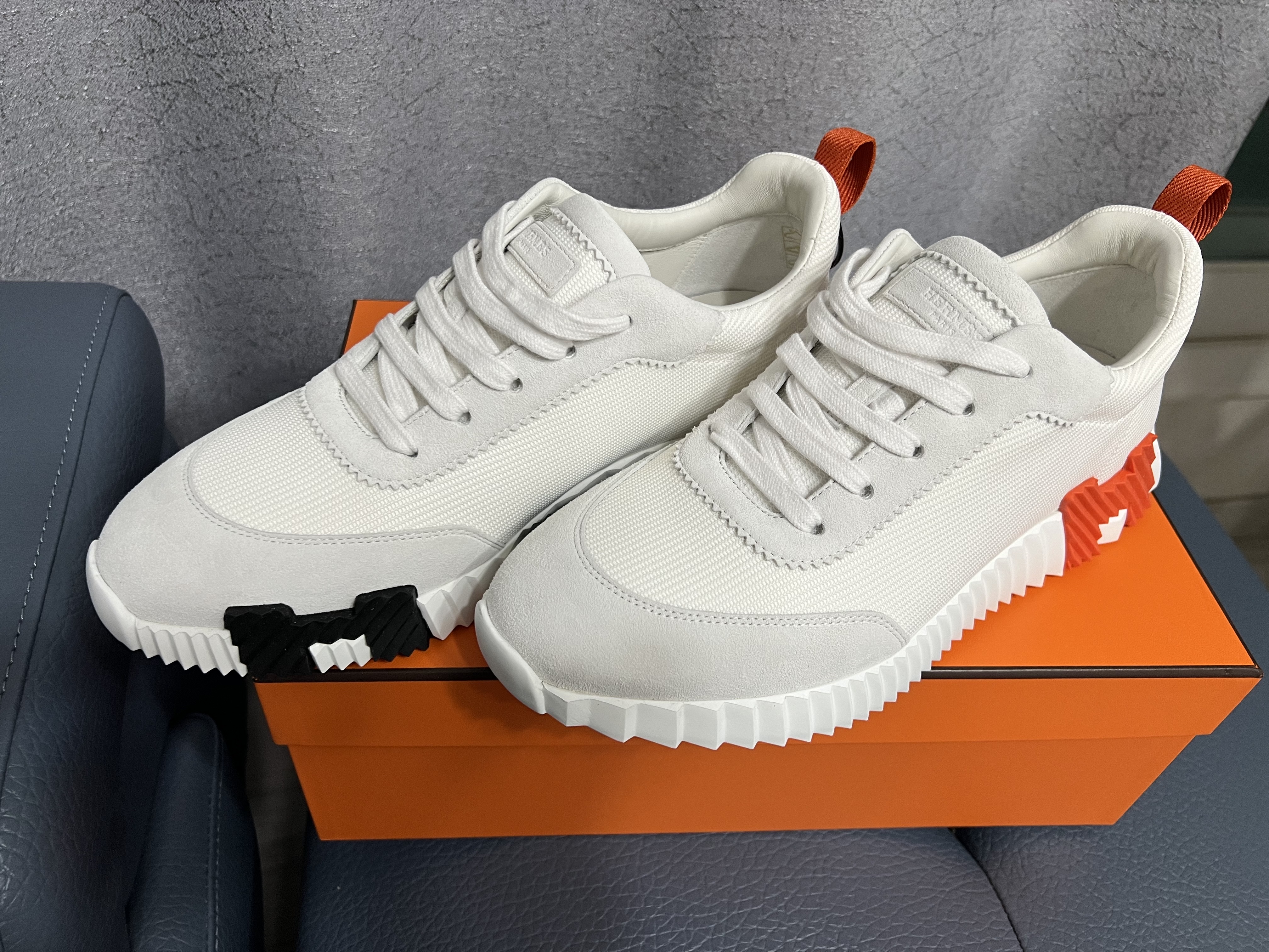 Hermes Bouncing Sneakers Canvas Suede Goatskin & Blanc Orange 착용 스타일