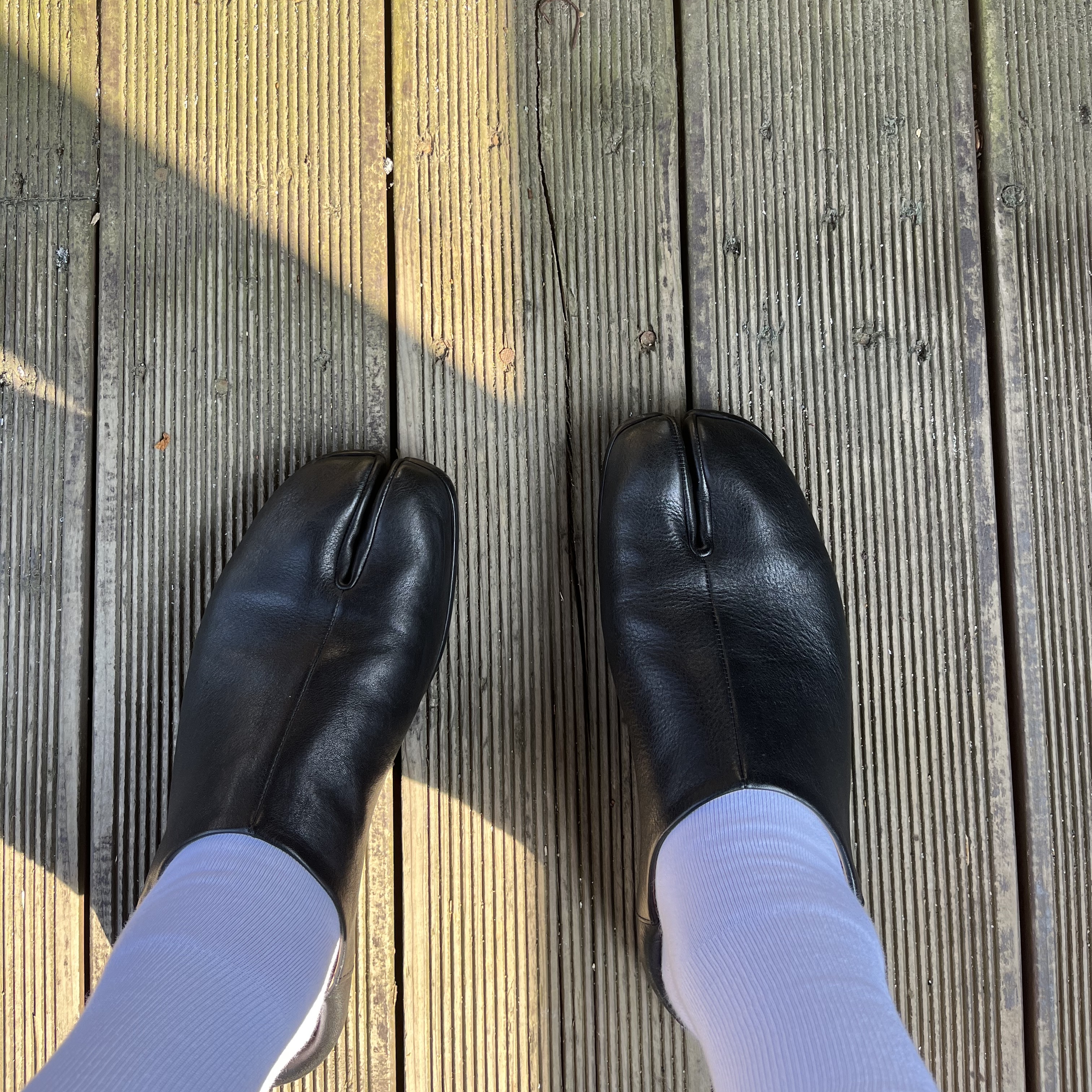 Maison Margiela Slip-On Tabi Shoes Black 착용 스타일