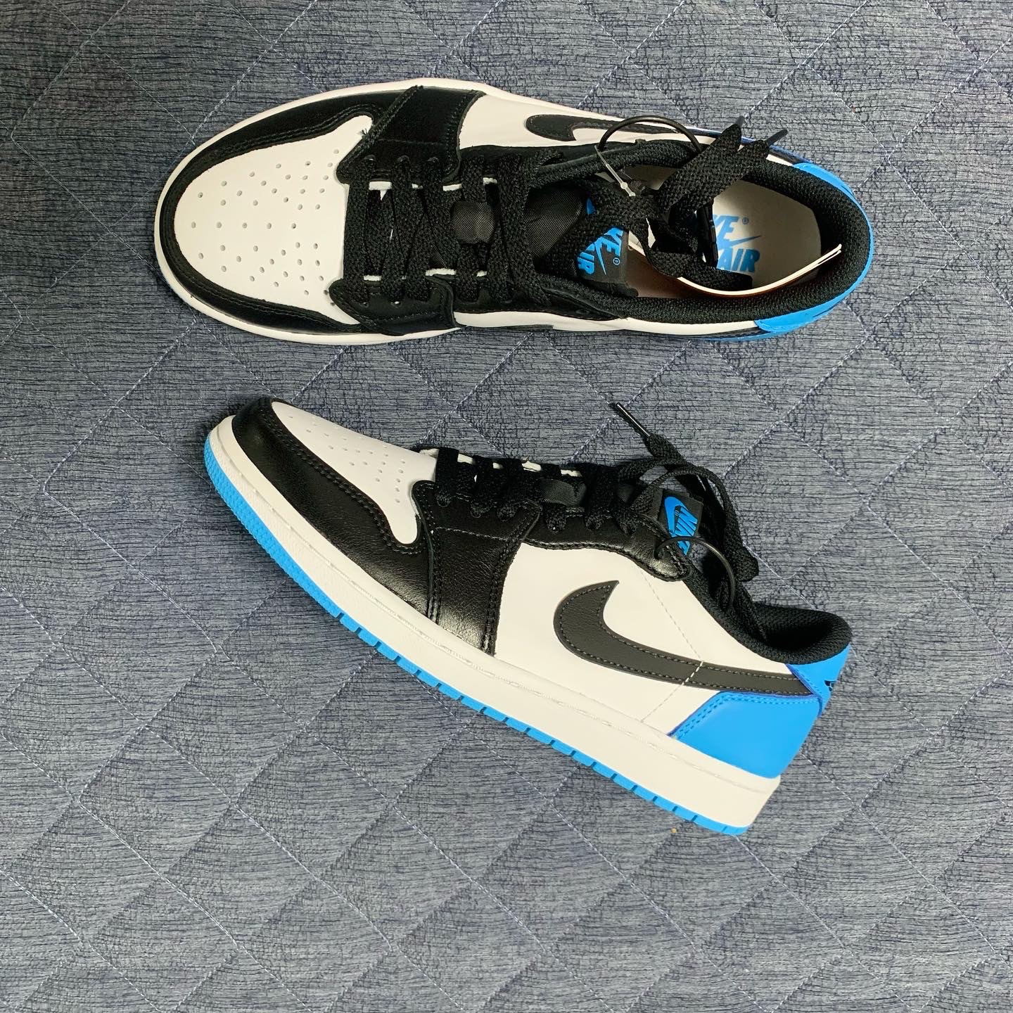 Jordan 1 Retro Low OG Black and Dark Powder Blue 착용 스타일 - 2