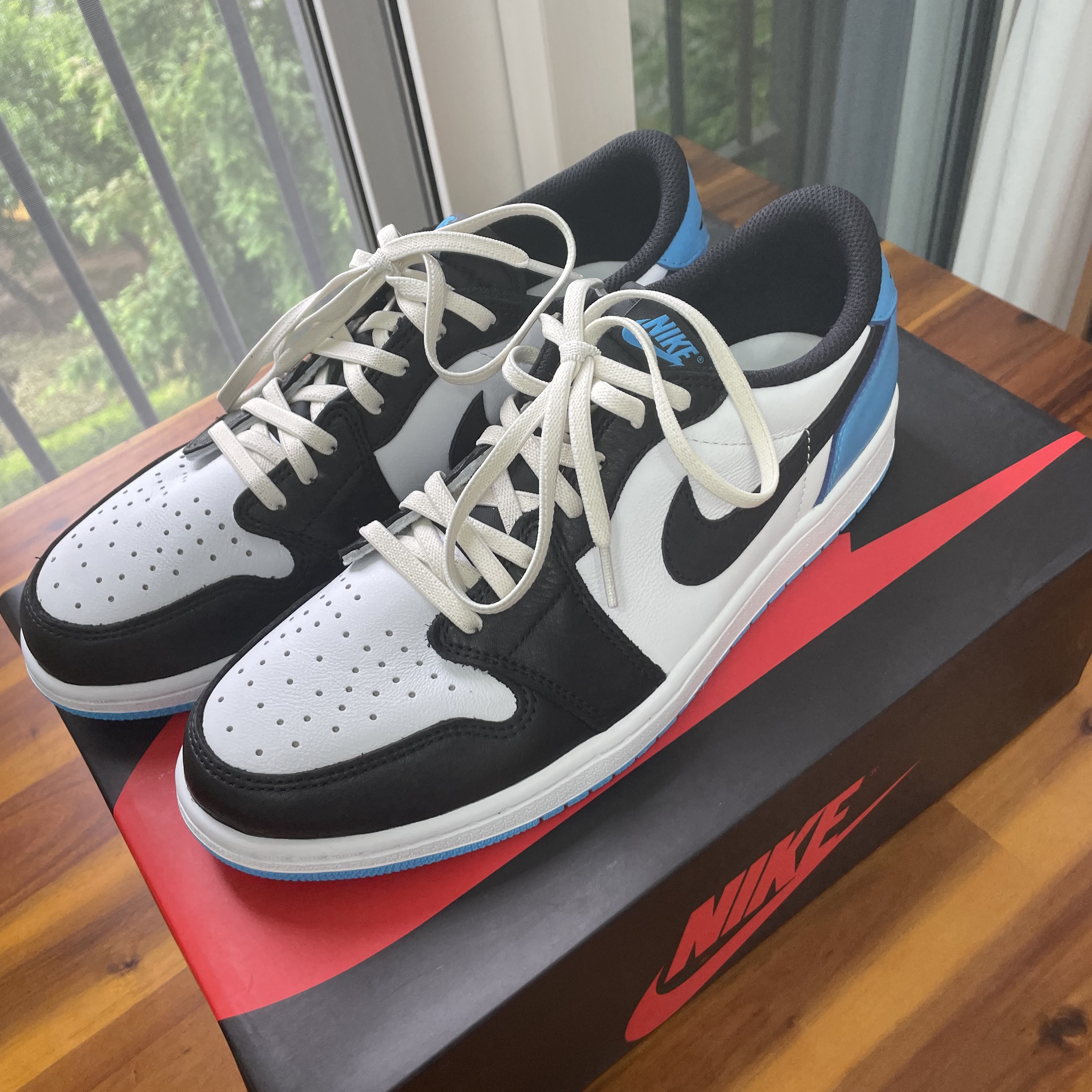 Jordan 1 Retro Low OG Black and Dark Powder Blue 착용 스타일 - 1