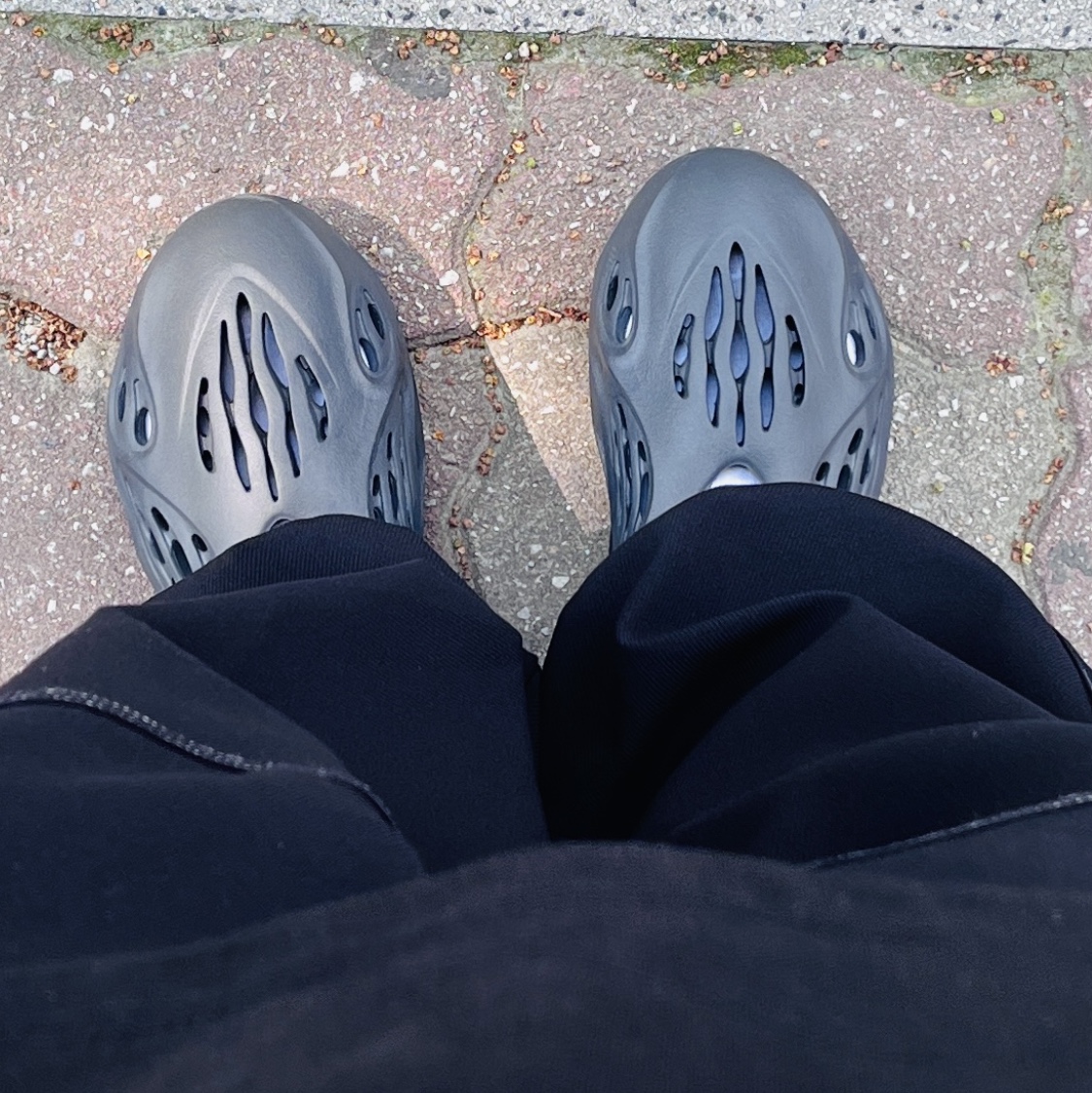 Adidas Yeezy Foam RNNR Onyx 착용 스타일