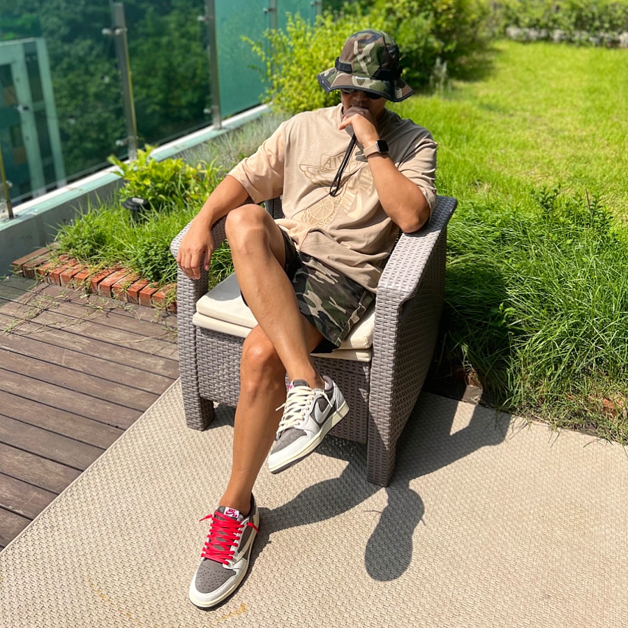Jordan 1 x Travis Scott Retro Low OG SP Sail and Ridgerock, Jordan x Travis Scott S/S Top - Asia 착용 스타일