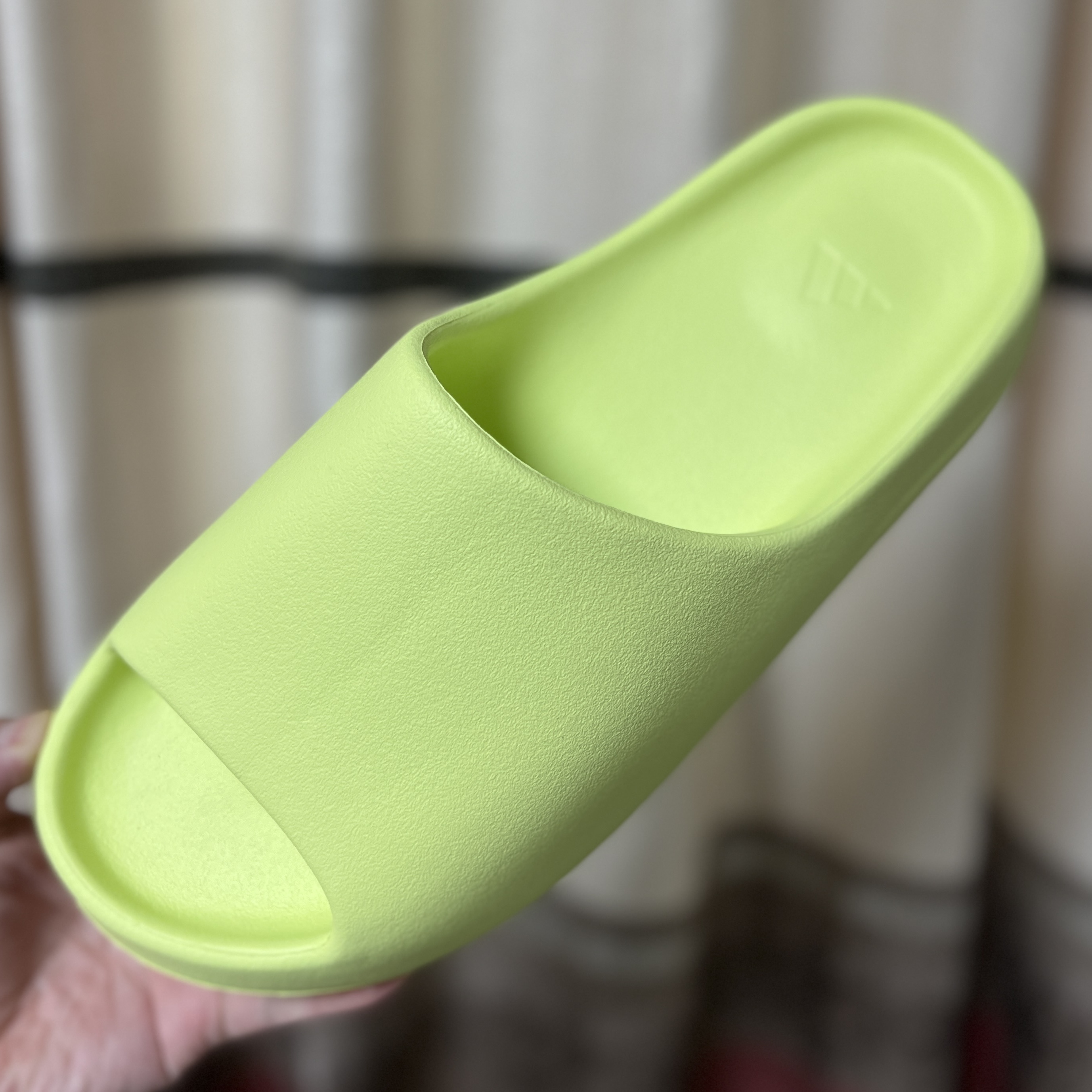 Adidas Yeezy Slide Glow Green 2022/2023 착용 스타일 - 1